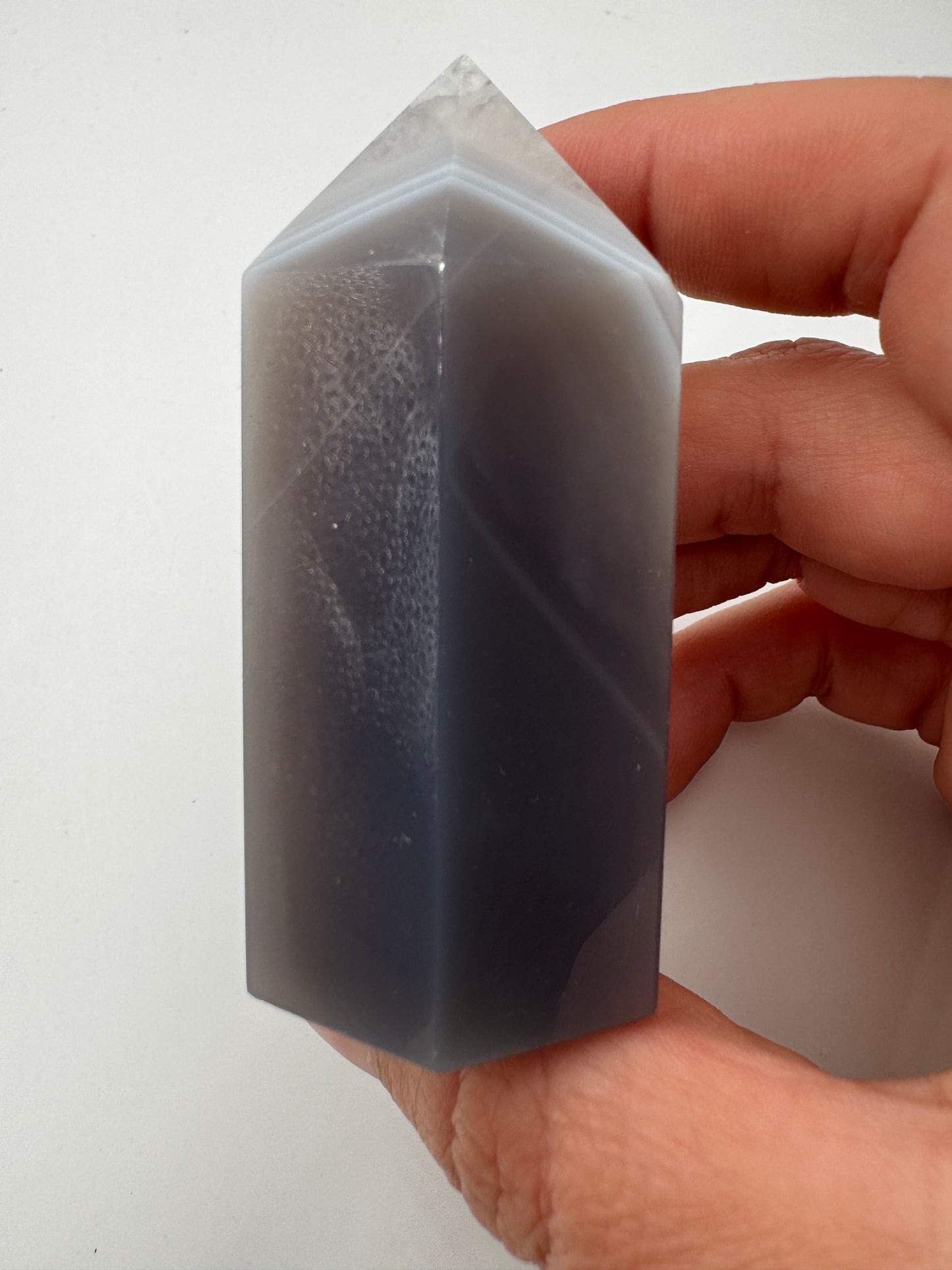 Achat-Spitze AT24, 6,7 cm hoch – kompakte Turmspitze aus Achat und Quarz mit feiner Banding-Struktur und zarter Transparenz, mineralogisches Sammlerobjekt.