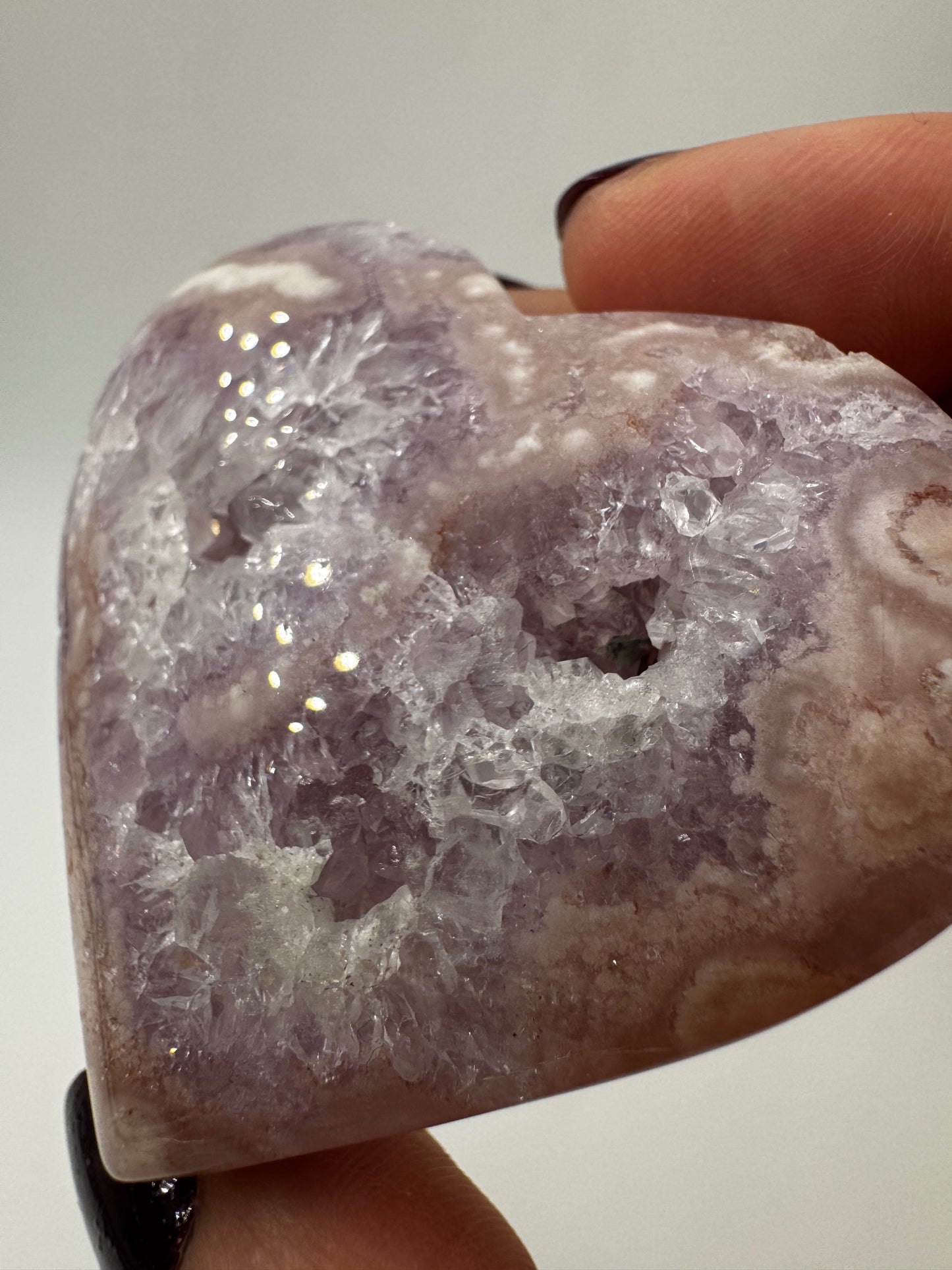 Herzförmiges Carving aus tiefviolettem Amethyst und Blumenachat mit dendritischen Einschlüssen.