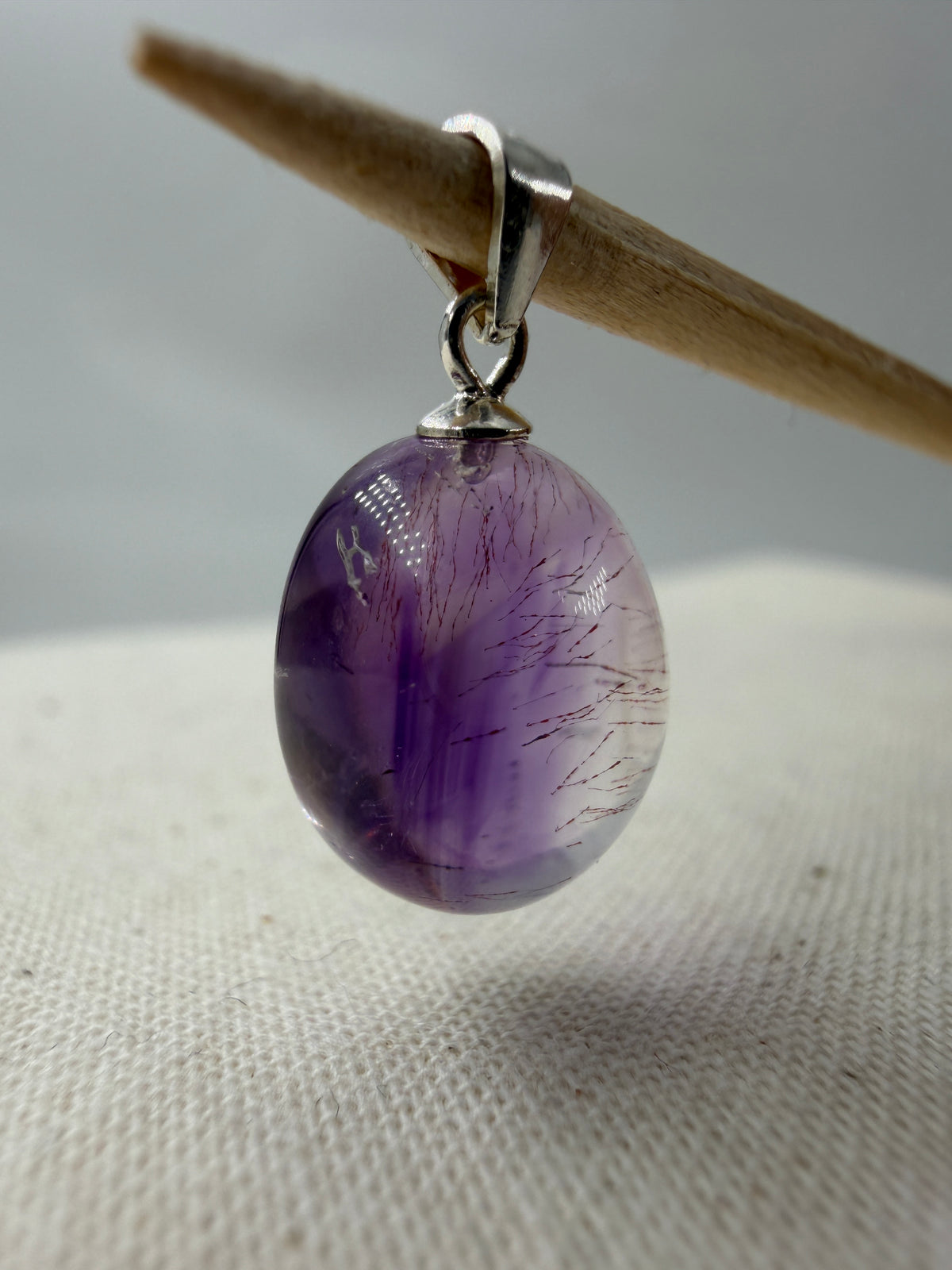 Amethyst-Anhänger A26 mit feinen dunklen Nadeleinschlüssen, hellviolett, ovale Form, Silber-925-Öse