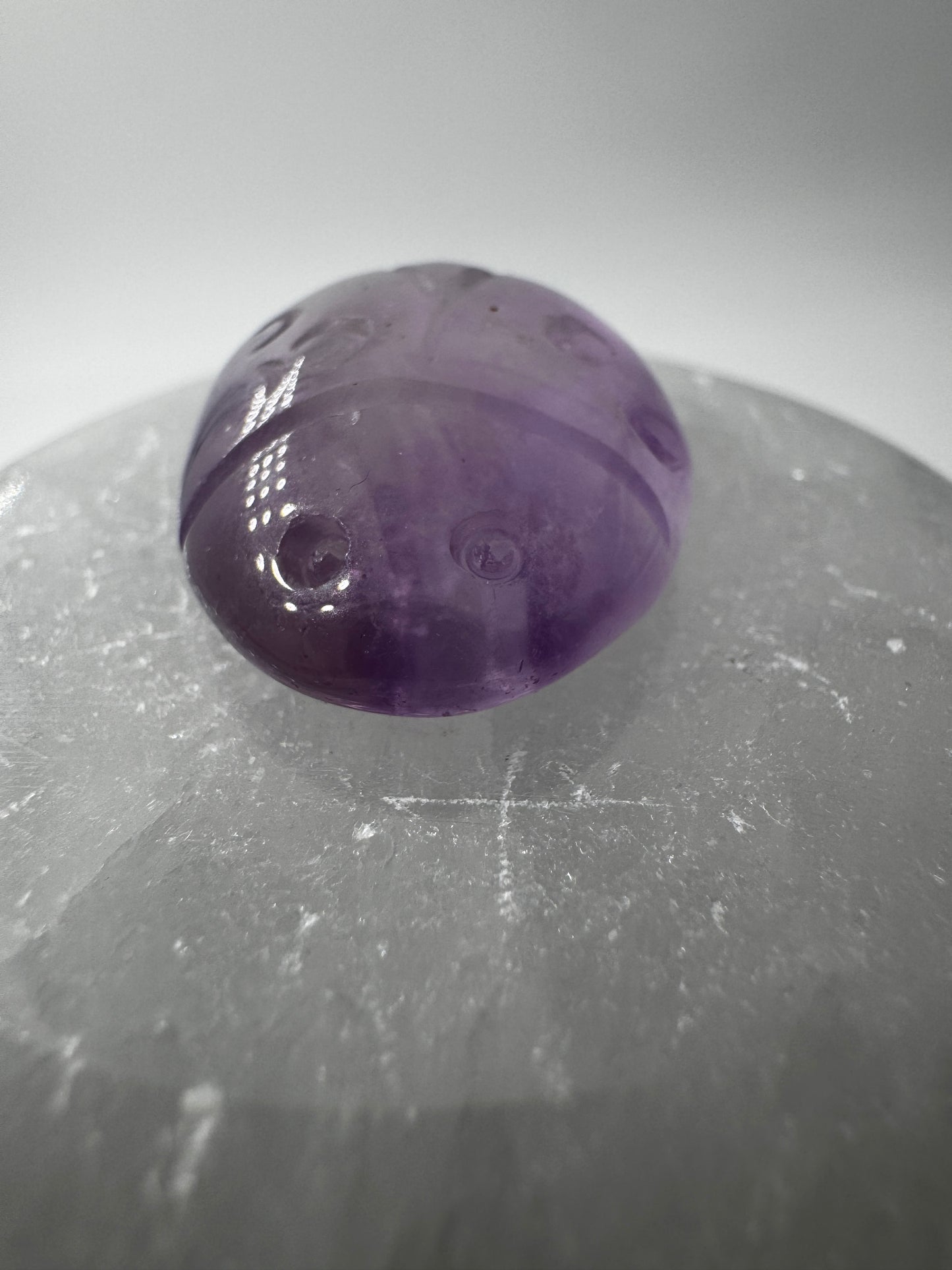 Handgeschnitzter Marienkäfer aus echtem Amethyst.