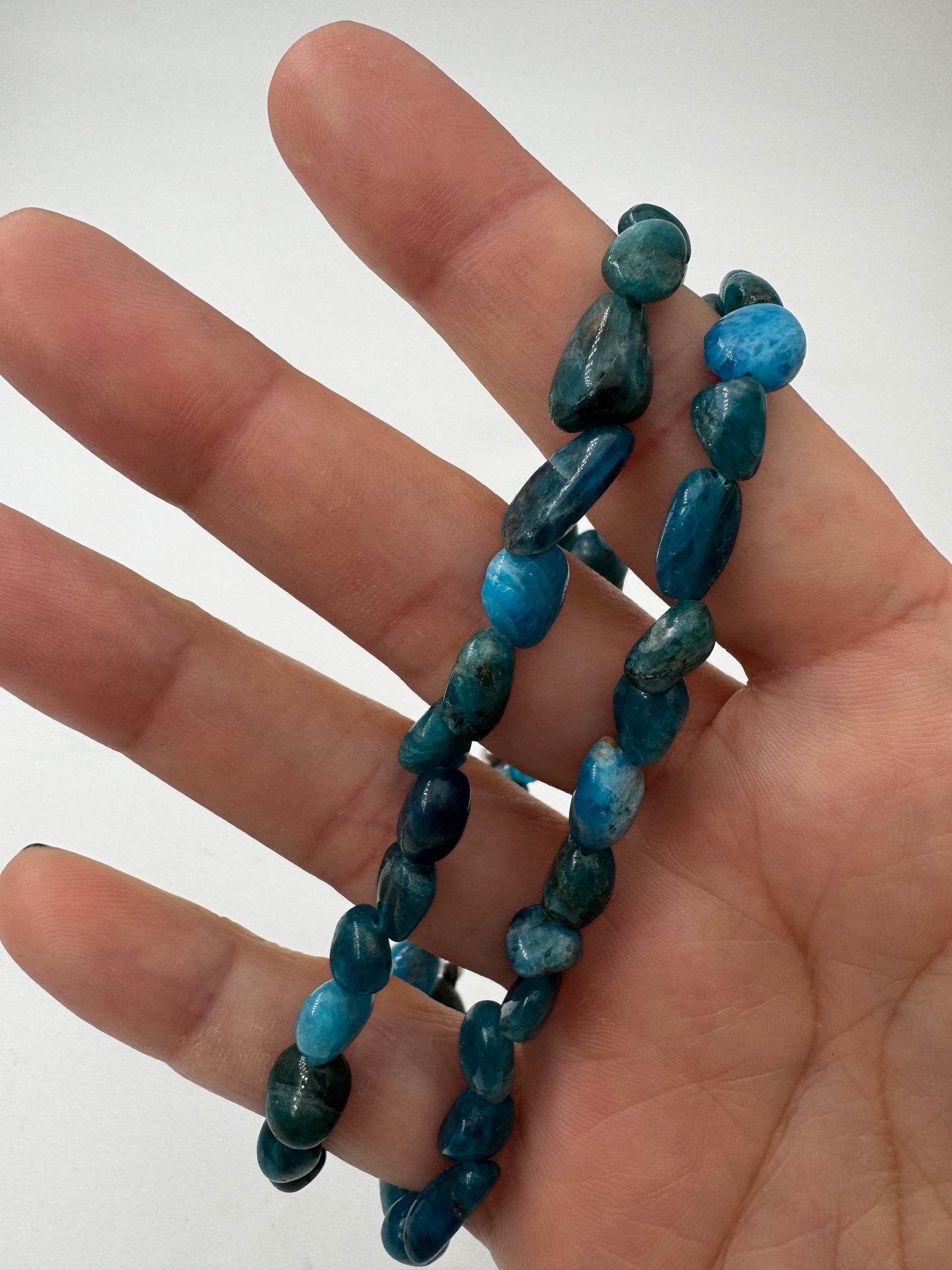 Apatit-Kette mit blaugrünem Stein und glasartigem Glanz.