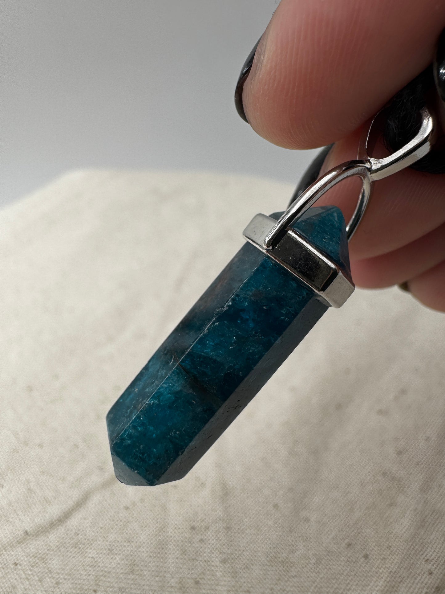 Apatit Anhänger TAP11, 4,6 cm, Doppelender aus natürlichem Apatit-Rohkristall mit charakteristischem Blaugrün.