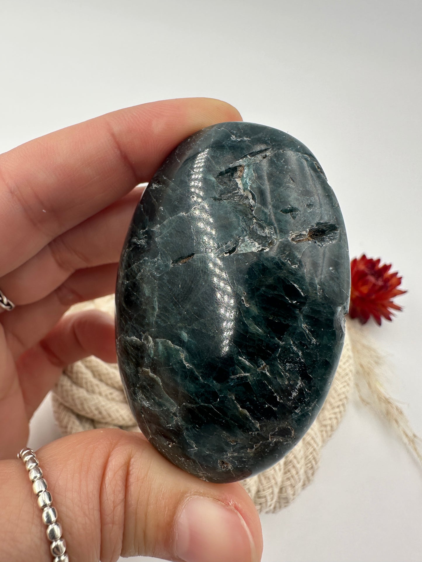 B-Ware Apatit Seifenstein aus Madagaskar, hexagonales Kalziumphosphat-Mineral mit charakteristischer Blau-Grün-Färbung, ergonomisch geschliffen