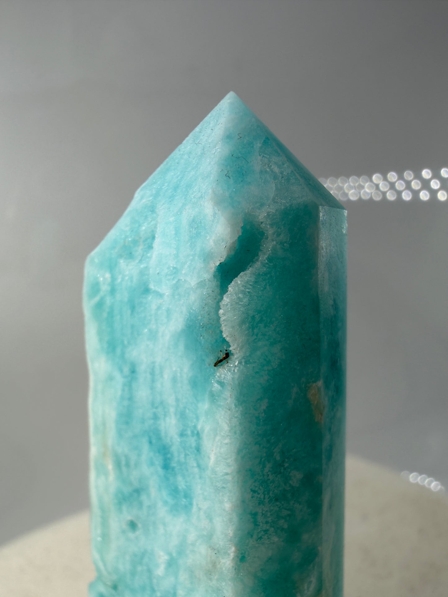 Nahaufnahme der Kristallstruktur einer blauen Calcit Spitze, zeigt die natürliche Maserung und den charakteristischen Seidenglanz.