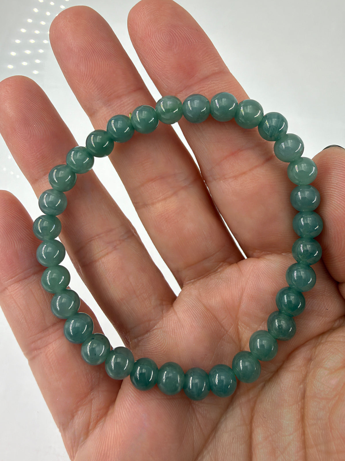 Blue-Water-Jade-Armband JA16 mit glänzenden blaugrünen Kugelperlen