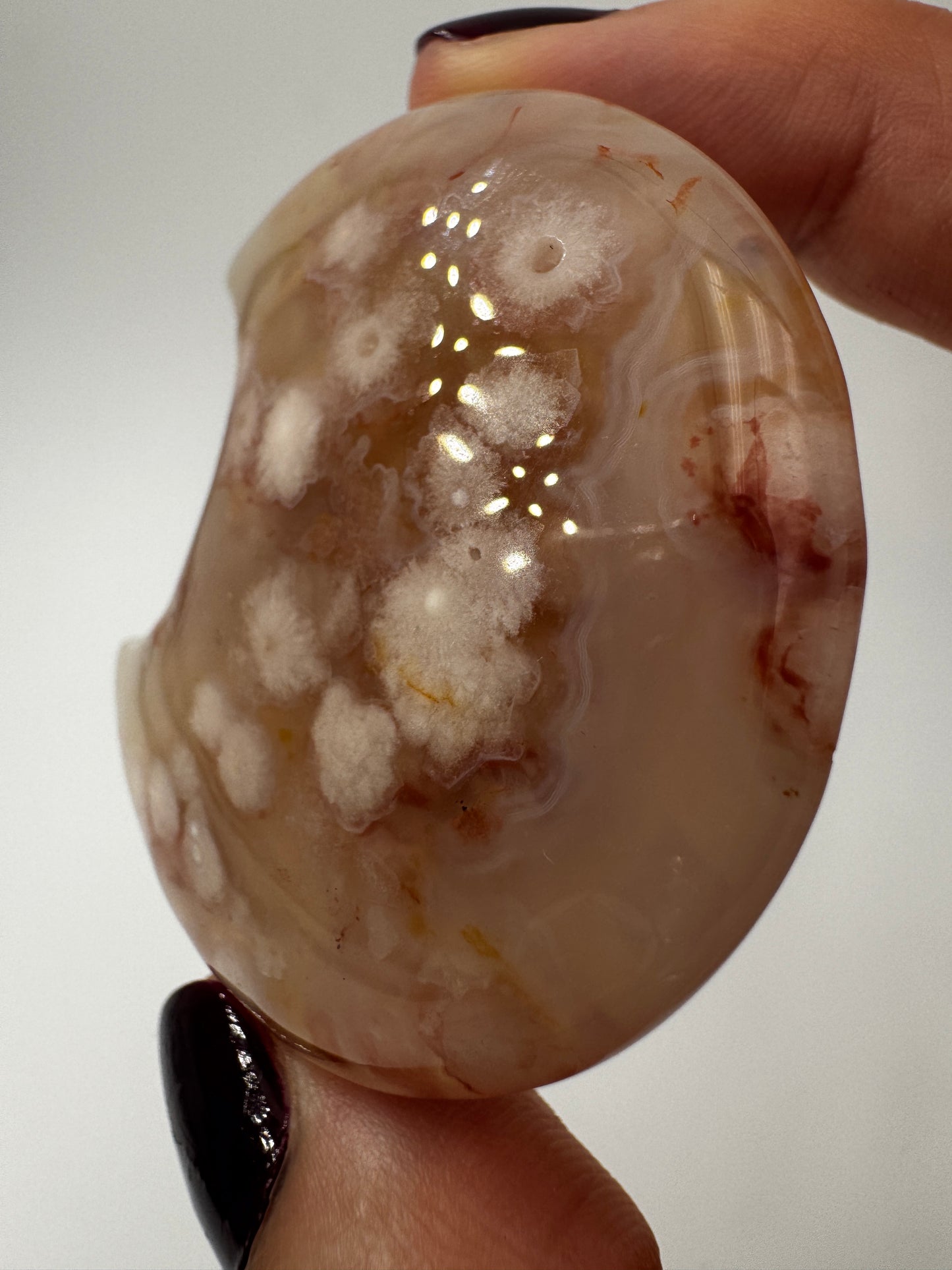 Mondförmiges Carving aus Blumenachat BMB9 mit charakteristischer dendritischer Blumenzeichnung.
