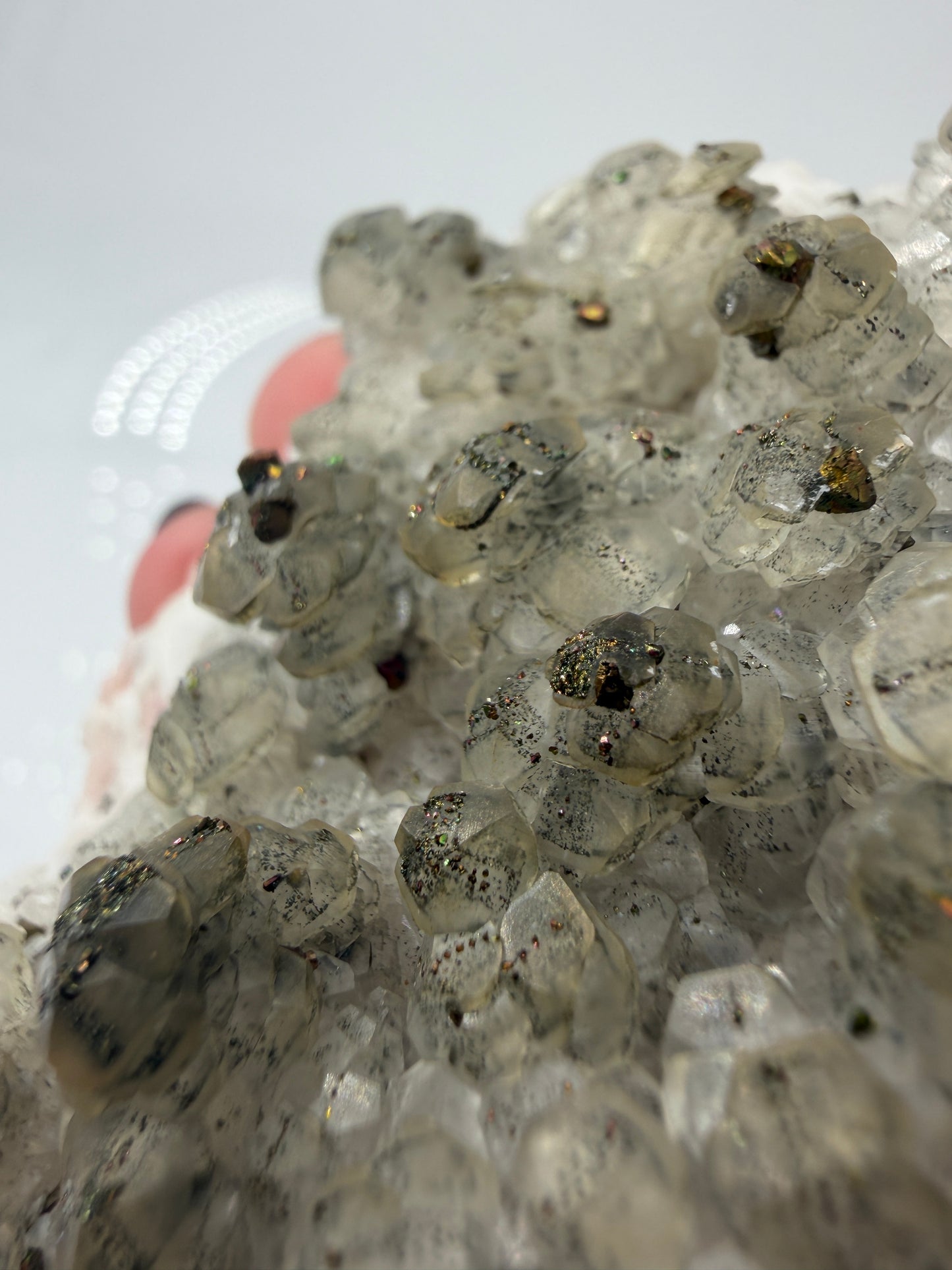 Weißer Calcit mit goldglänzenden Pyrit-Kristallen auf Gesteinsmatrix aus Herdringen, Sauerland.