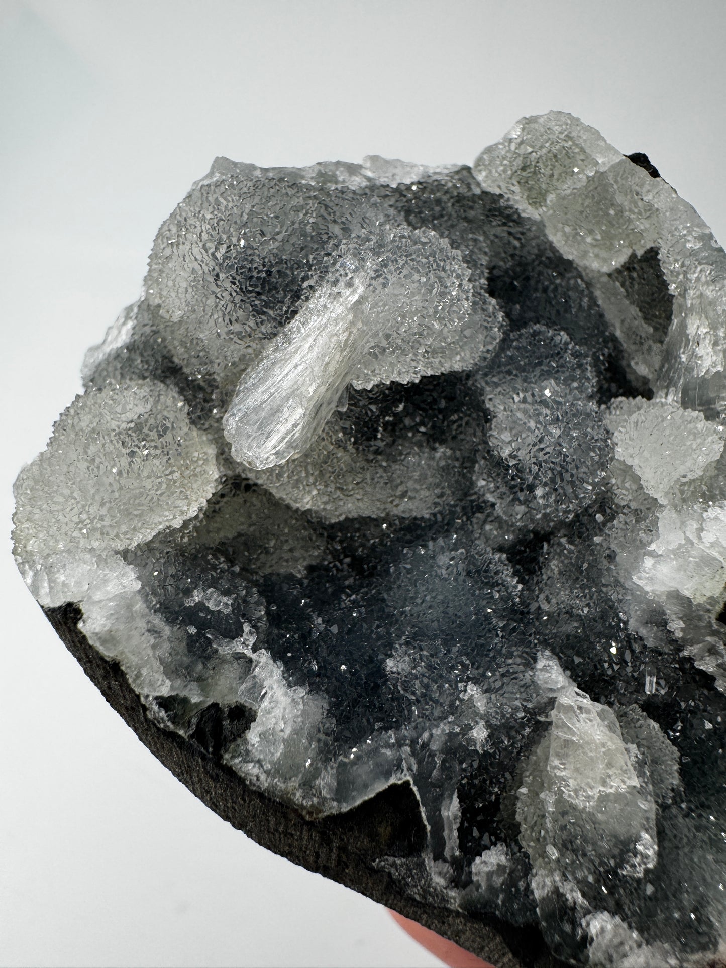 Chalcedon mit Stilbit CSC30, 6,7 × 4,9 cm – kryptokristalliner Quarz mit blättrigen Zeolith-Kristallen, seltene Mineralkombination.