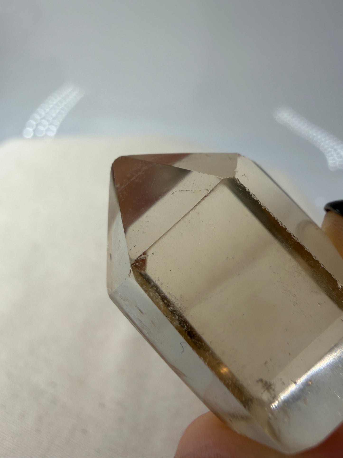 Polierte Citrin-Spitze CS15 in natürlichem Goldgelb mit honigbrauner Transparenz, 2,9 cm hoch.