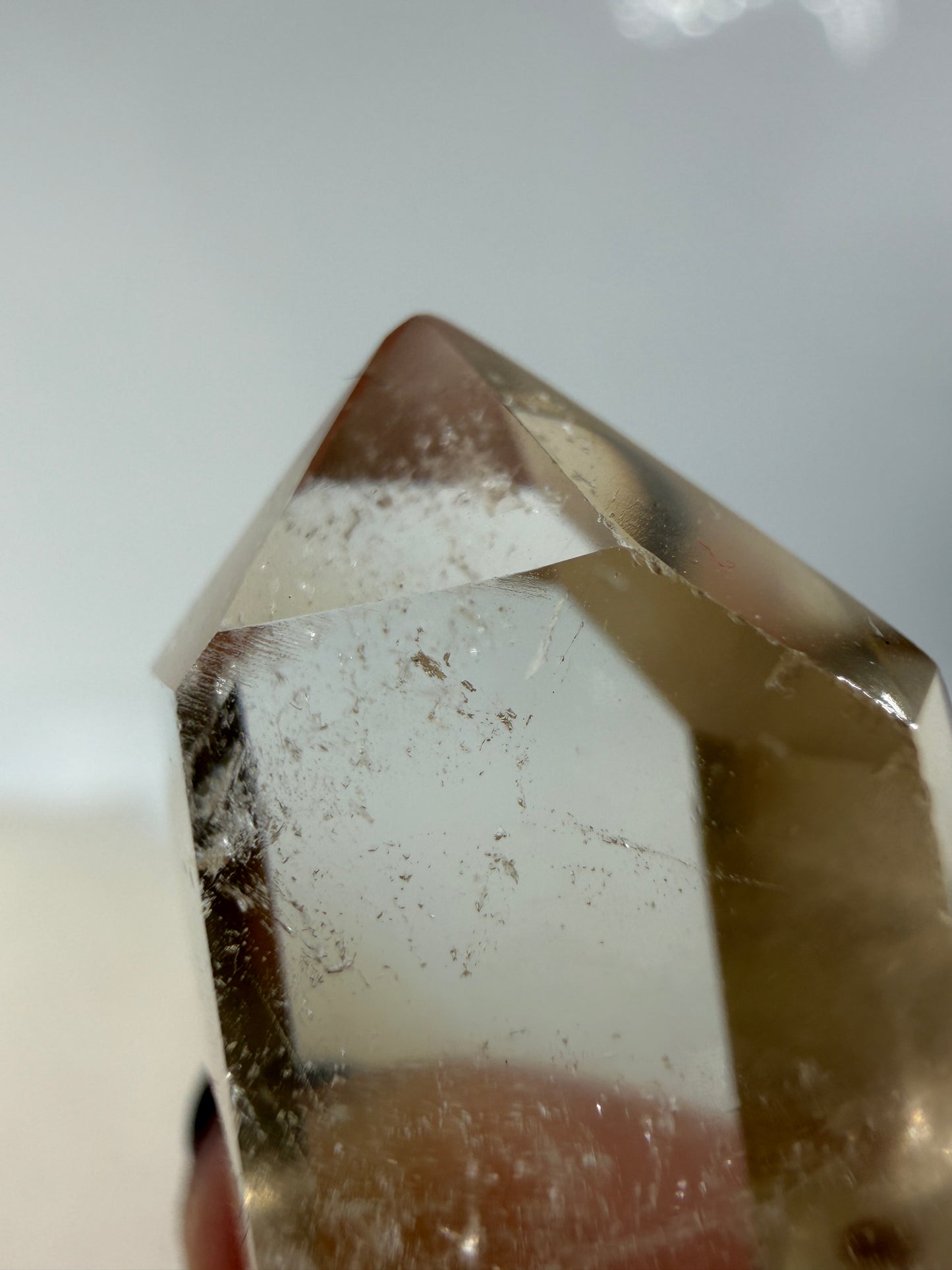 Polierte Citrin-Spitze CS9 in natürlichem Goldgelb mit honigbrauner Transparenz.