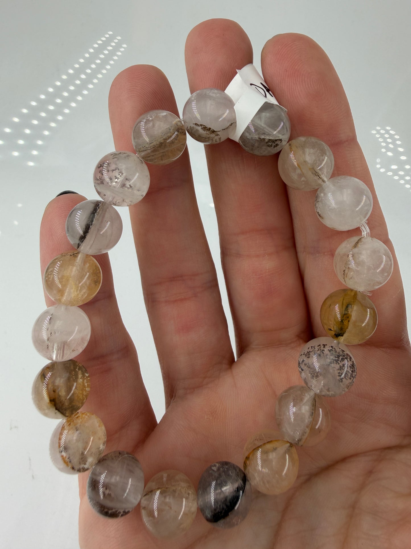 Elastisches Kugelarmband aus Dendritenquarz mit charakteristischen baumartigen Mangan-Einschlüssen.