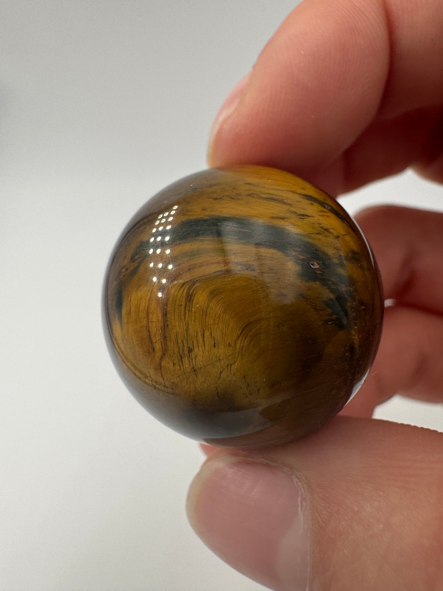 Falkenauge-Kugel, Ø 2,6–2,9 cm – polierte Quarz-Sphäre in Blaugrau mit charakteristischem Chatoyance-Effekt (Seidenglanz), mineralogisches Sammlerobjekt.