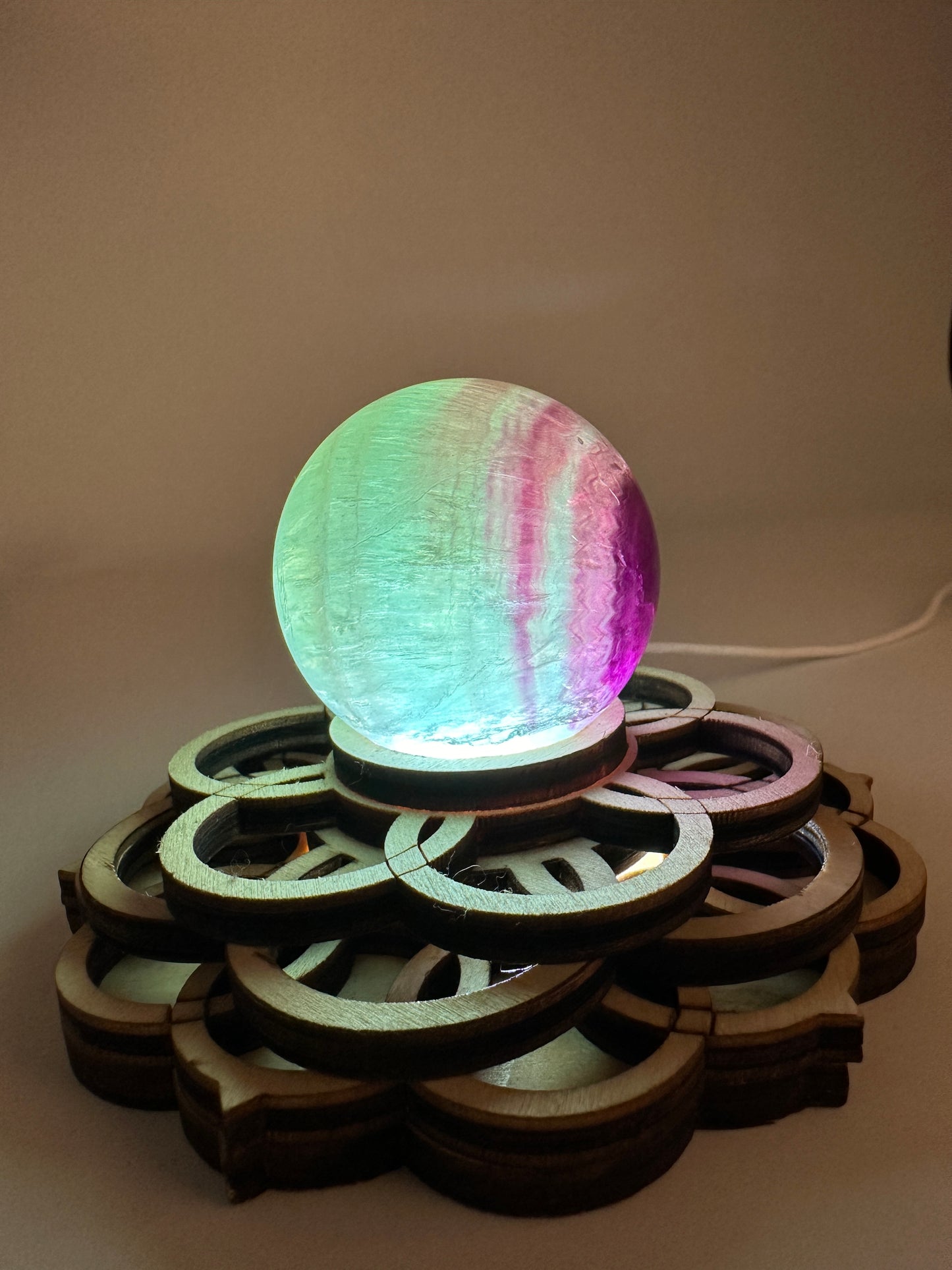 Fluorit Kugel L48, 5 cm Durchmesser, poliertes kubisches Mineral mit charakteristischer mintgrün-rosa Farbzonierung, Sammlerstück