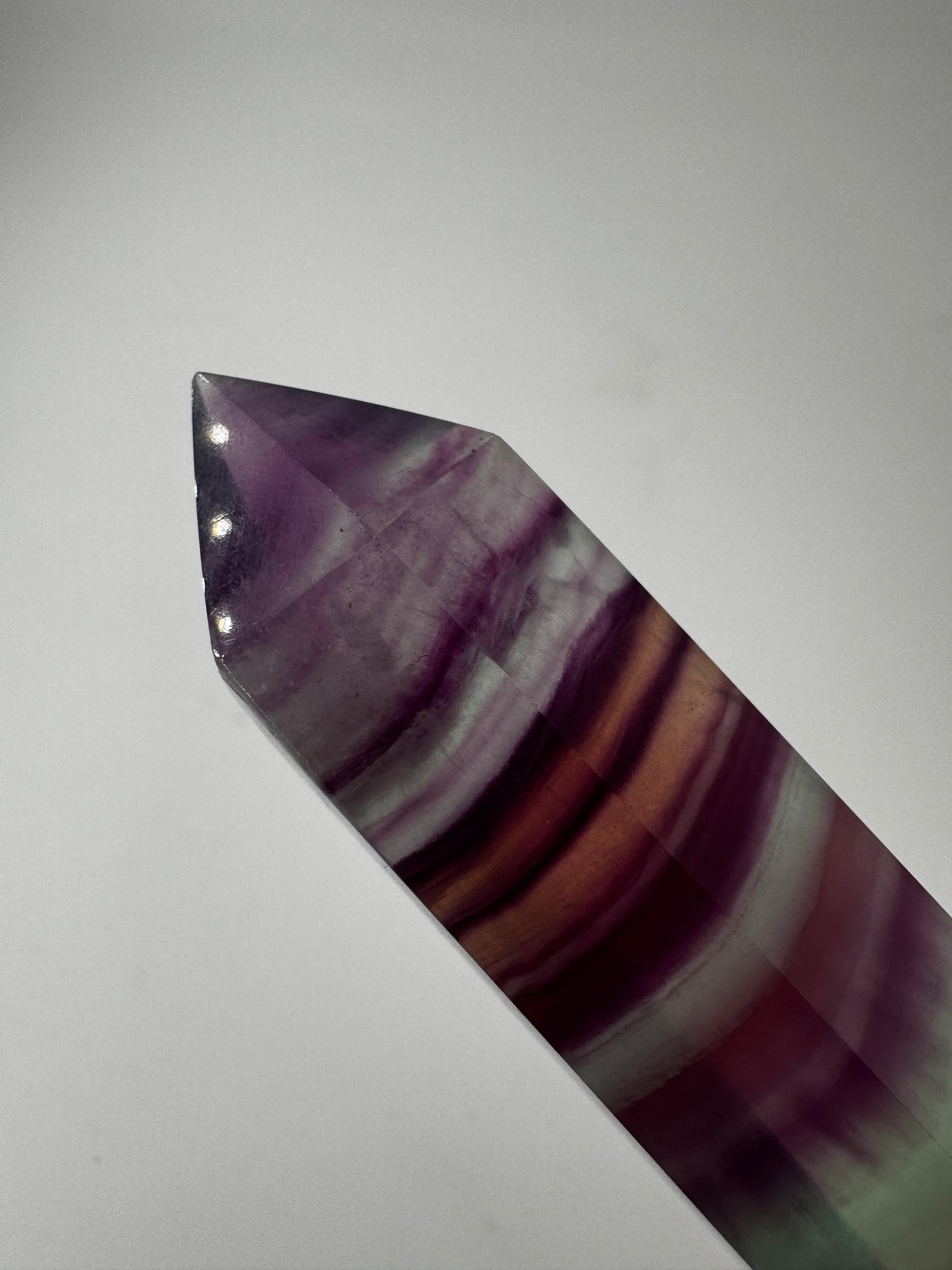 Geschliffene Fluorit-Spitze in Turmform mit natürlichem Farbspiel, Höhe 14 cm.