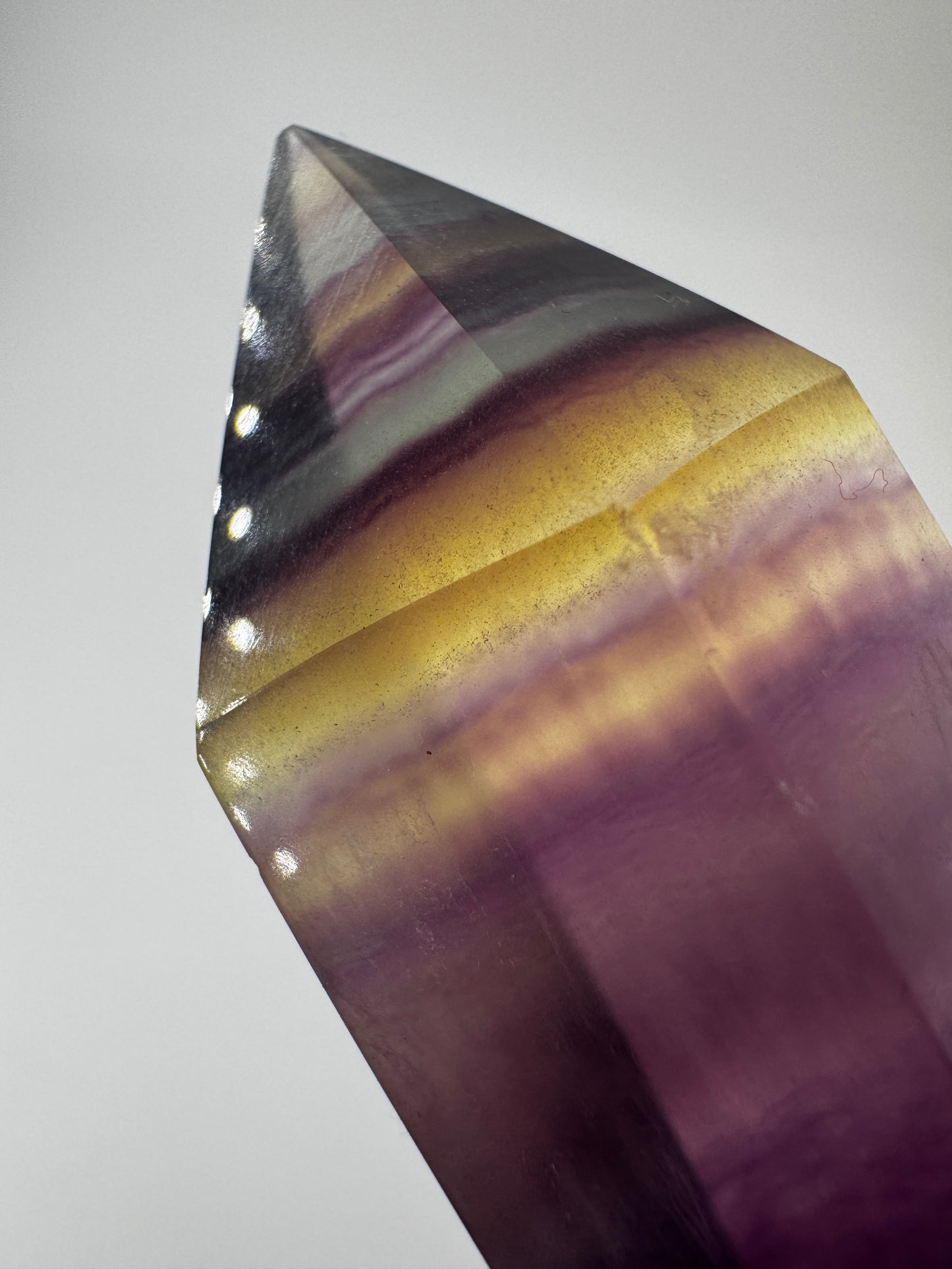 Geschliffene Fluorit-Spitze in Turmform mit natürlichem Farbspiel, Höhe 14,5 cm.