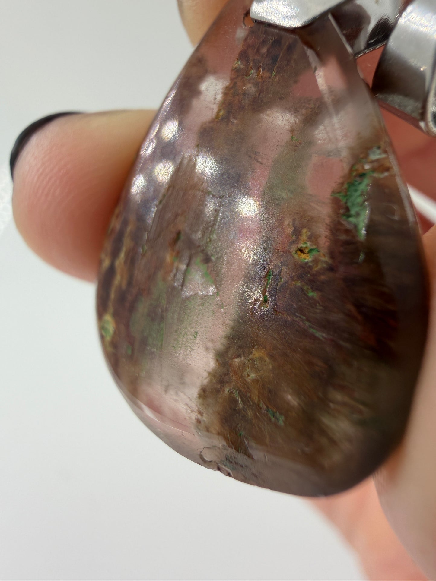 Gartenquarz Cabochon-Anhänger GA10 mit Edelstahl-Clip – natürliche Mineraleinschlüsse, ca. 2,7 × 2 cm, Rückseite mit kleinen Kerben