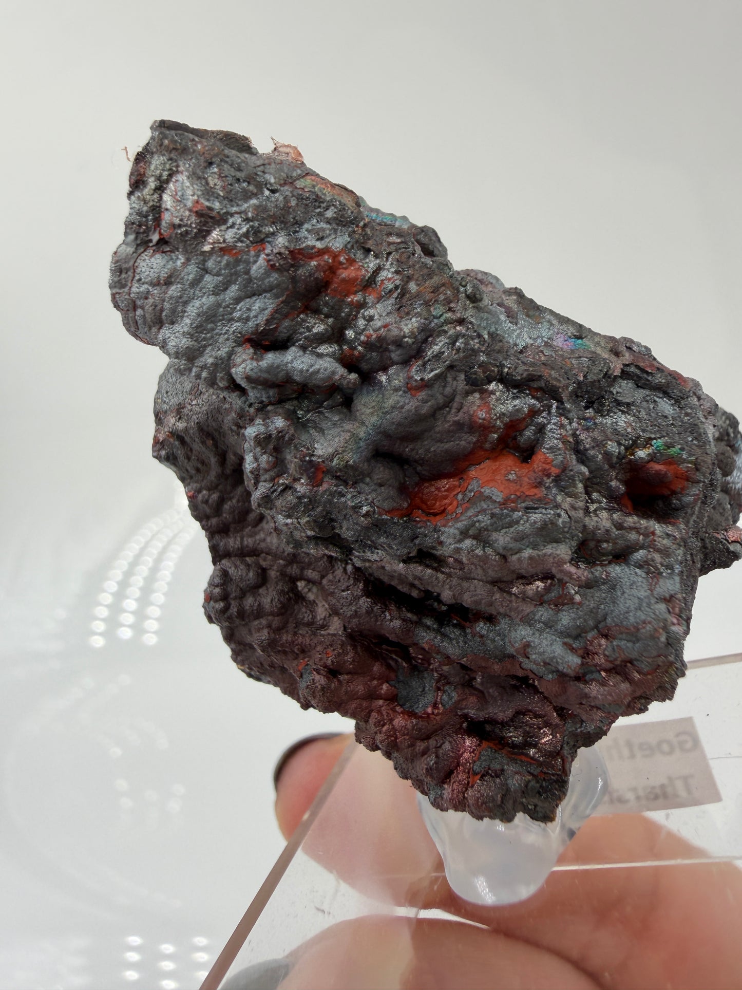 Nahaufnahme der irisierenden Oxidschichten auf Goethit GT33 – Farbenspiel von Gold bis Violett, Tharsis Spanien