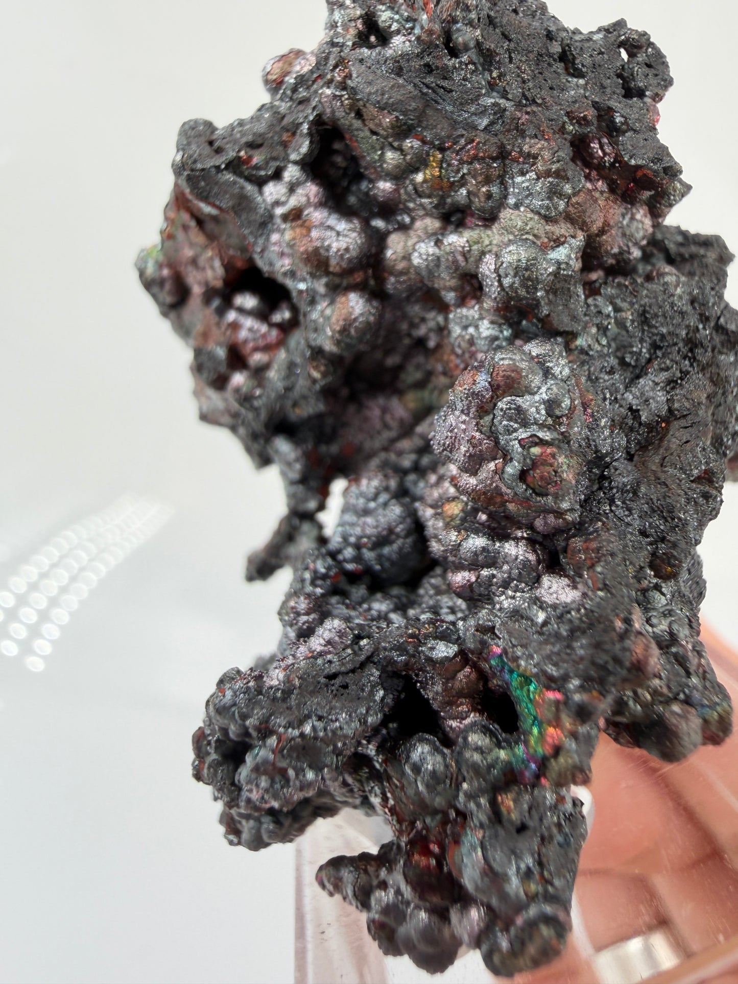 Nahaufnahme der irisierenden Oxidschichten auf Goethit GT38 – Farbenspiel von Gold bis Violett, Tharsis Spanien