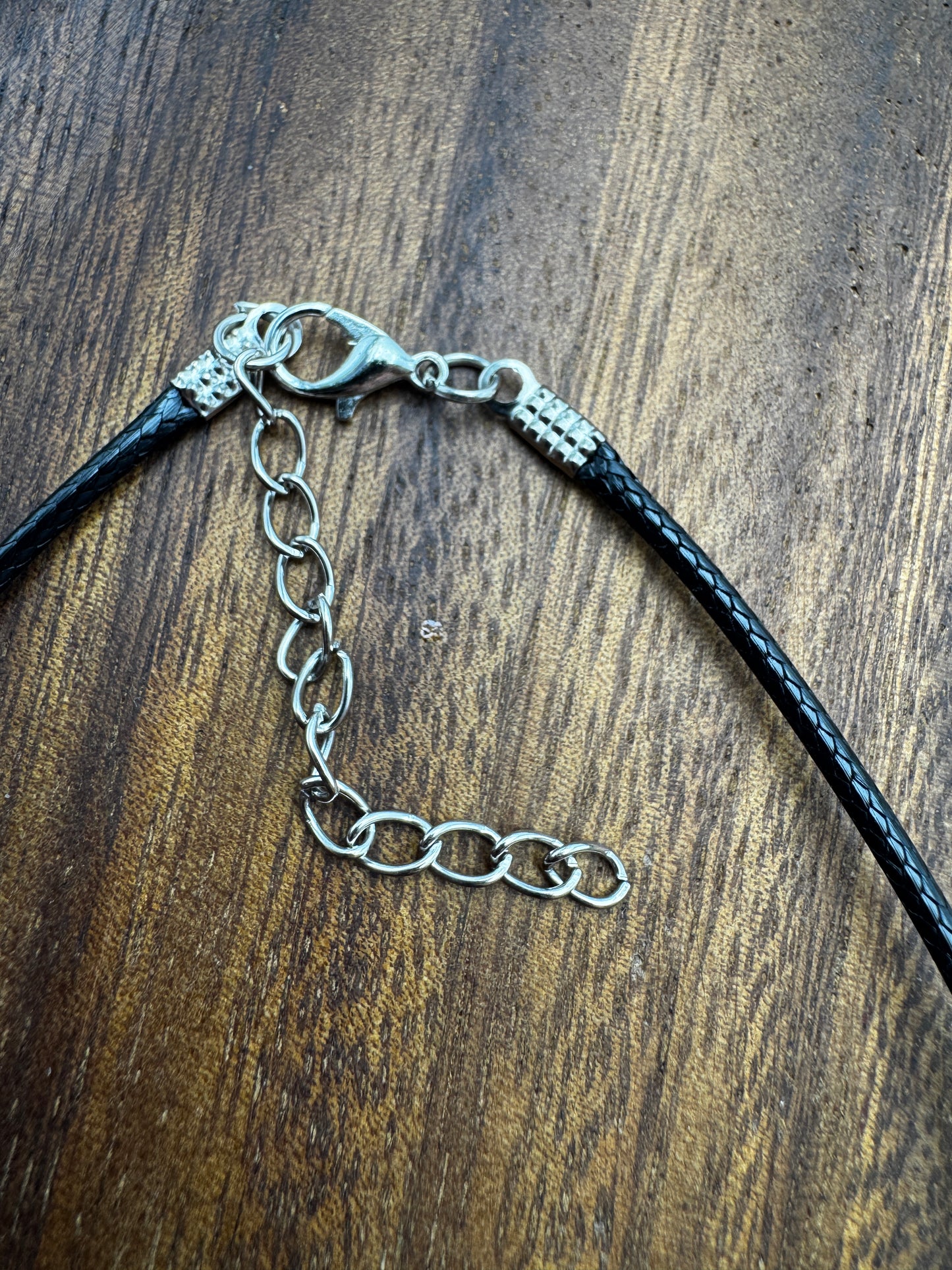 Geflochtenes Synthetikband in Schwarz, 45 cm mit 5 cm Verlängerung – Trägerband für Edelstein- und Mineralienanhänger.