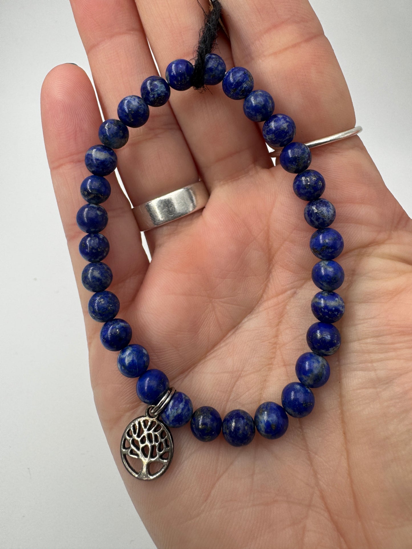 Kugelarmband aus Lapislazuli mit Lebensbaum-Anhänger.