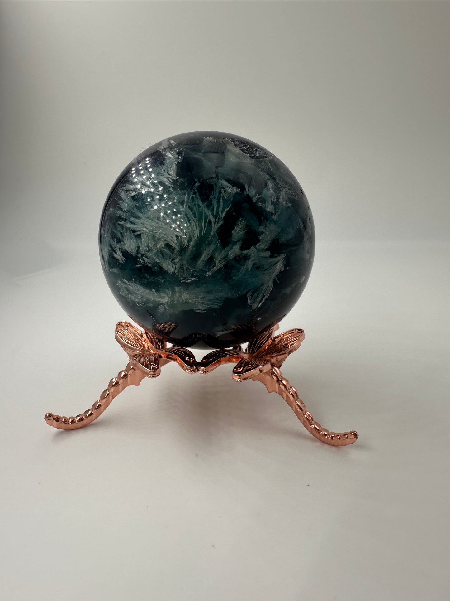 Kugelhalter aus Metall in Roségold mit drei Libellen-Motiven