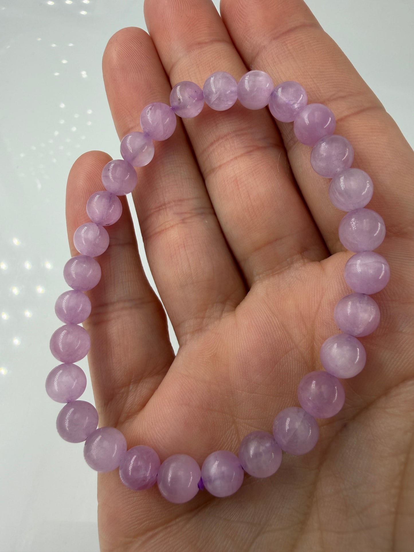 Kunzit Armbänder KA26 – Detailansicht der natürlichen Spodumen-Kugeln in Rosa.
