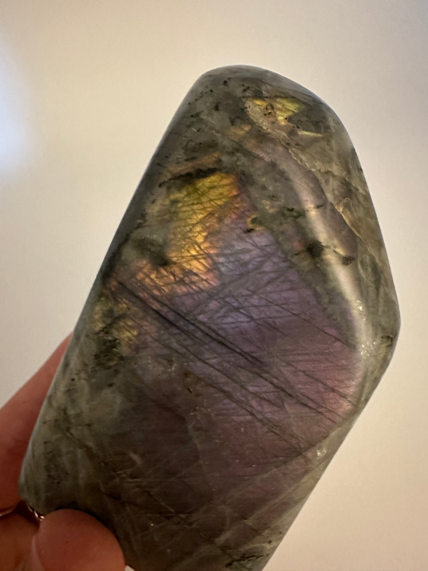 Labradorit Freiform L69, 10 × 5,5 cm, großformatiges Feldspatmineral mit seltenem lila-gelbem Spektralflash, Sammlerstück