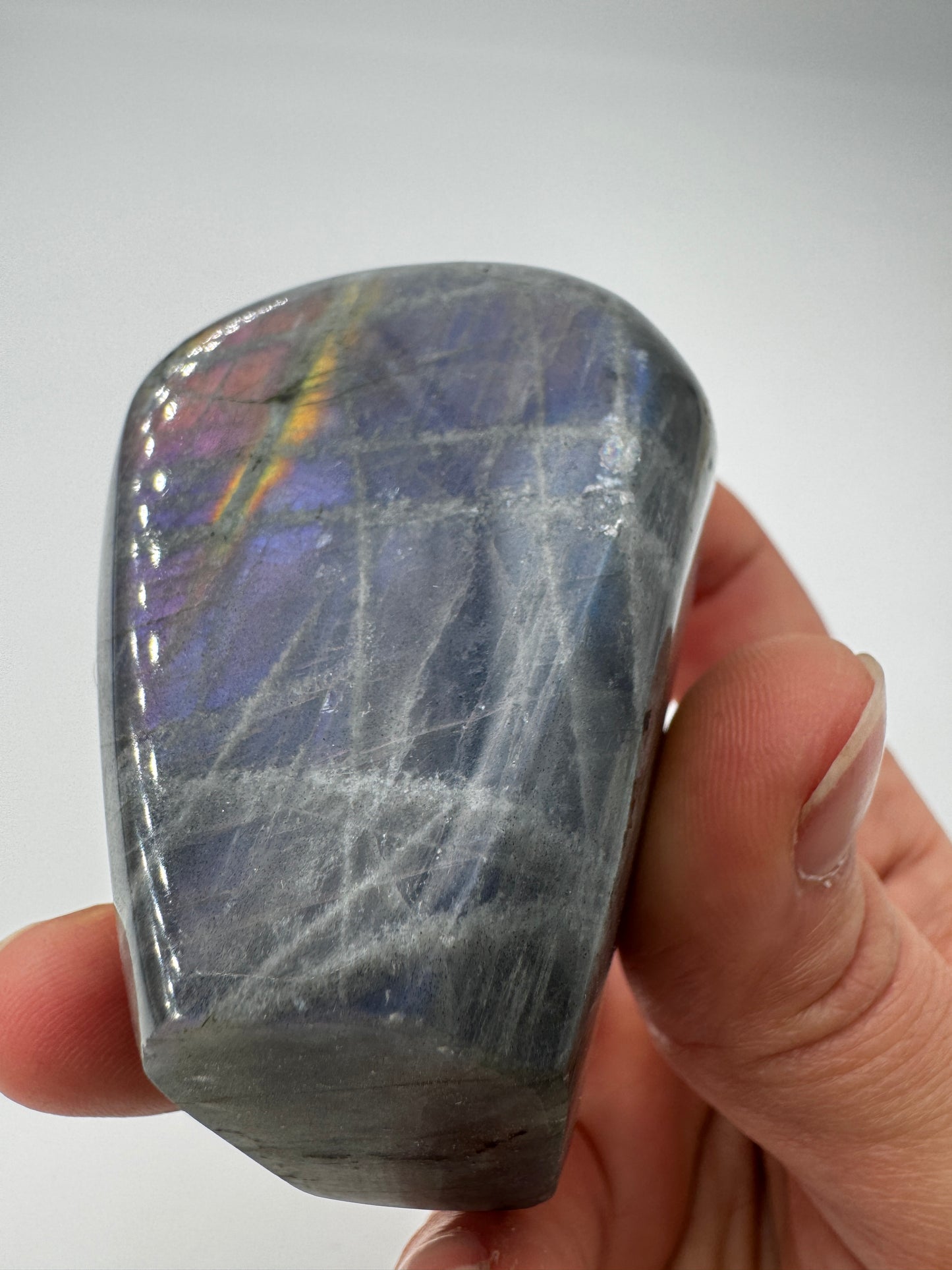 Labradorit Freiform LF33, 5,8×4,5 cm – Feldspatvarietät mit irisierendem Labradoreszenz-Effekt in Blau und Grün, organische Form, Einzelstück.