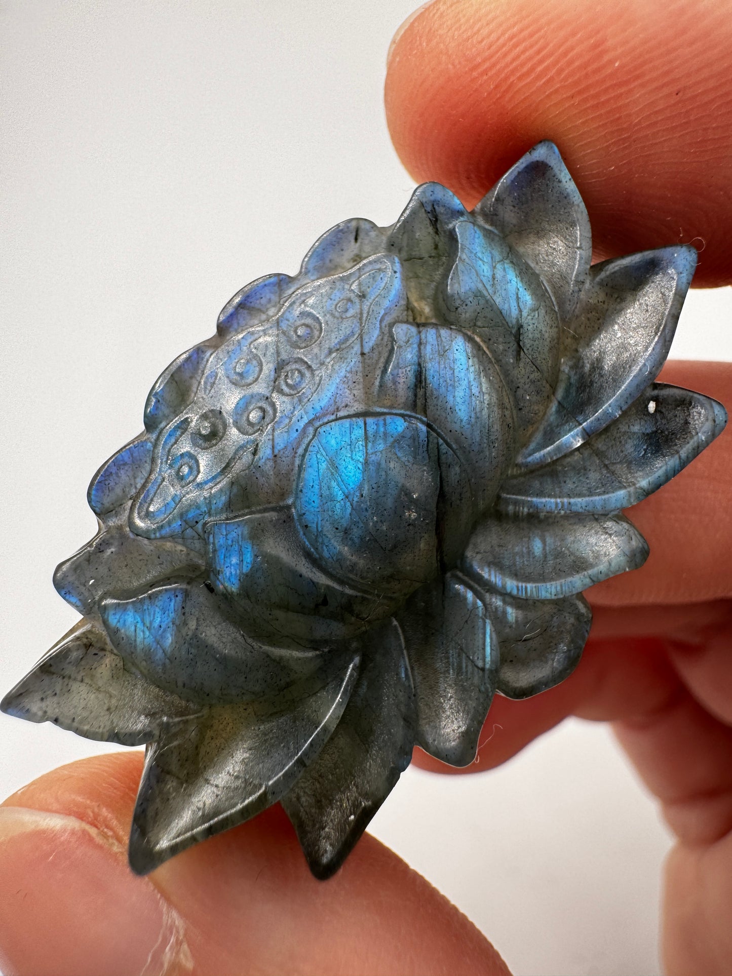 Labradorit Lotusblume – Carving aus Labradorit