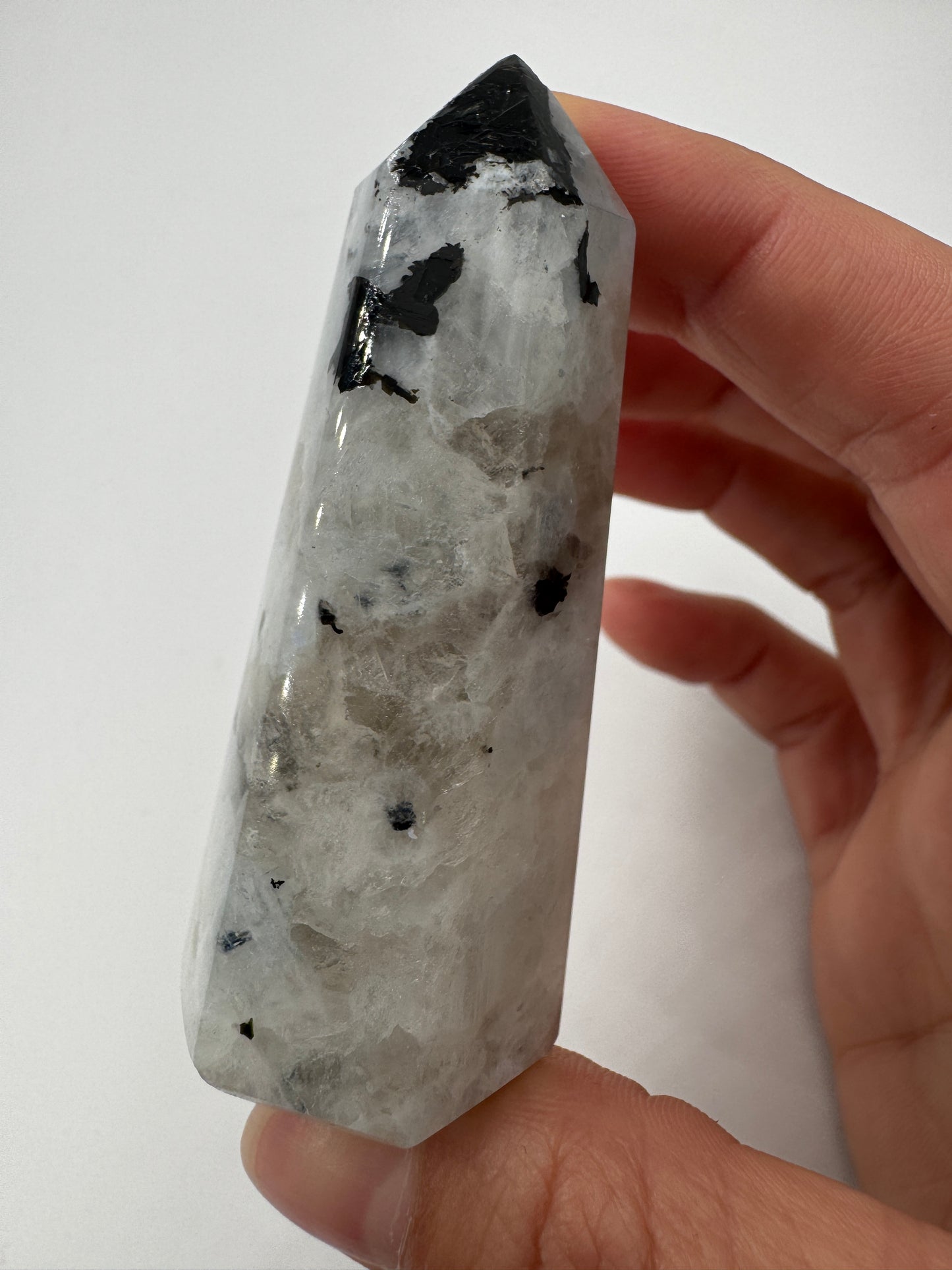 Weiße Labradorit Spitze LS38, Höhe 7 cm – cremig-weiße Feldspatvarietät mit blauem Labradoreszenz-Flash, polierte Basis, natürliche Spitze, Einzelstück.
