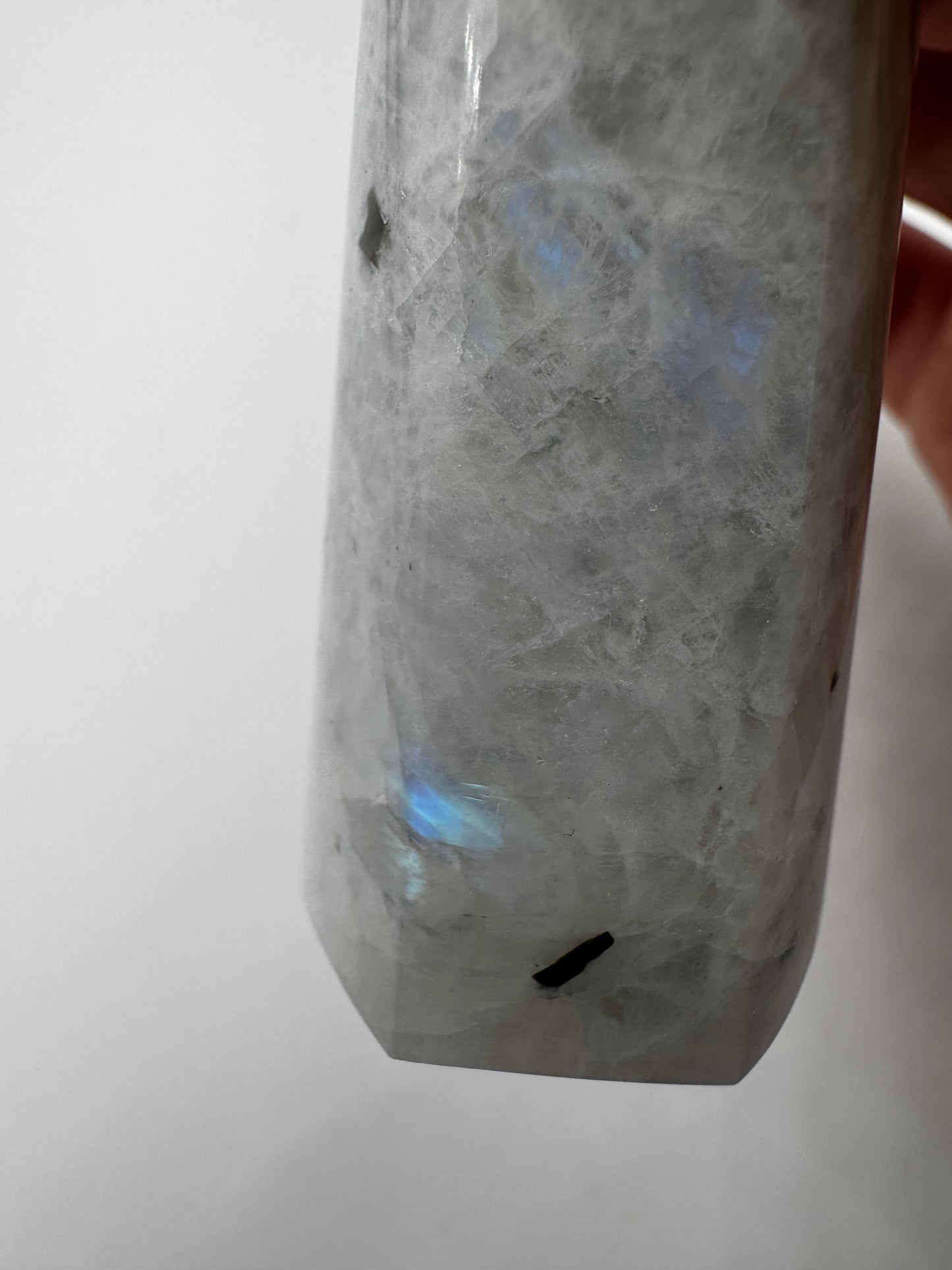 Weiße Labradorit Spitze LS47, Höhe 8,7 cm – cremig-weiße Feldspatvarietät mit blauem Labradoreszenz-Flash, polierte Basis, natürliche Spitze, Einzelstück.