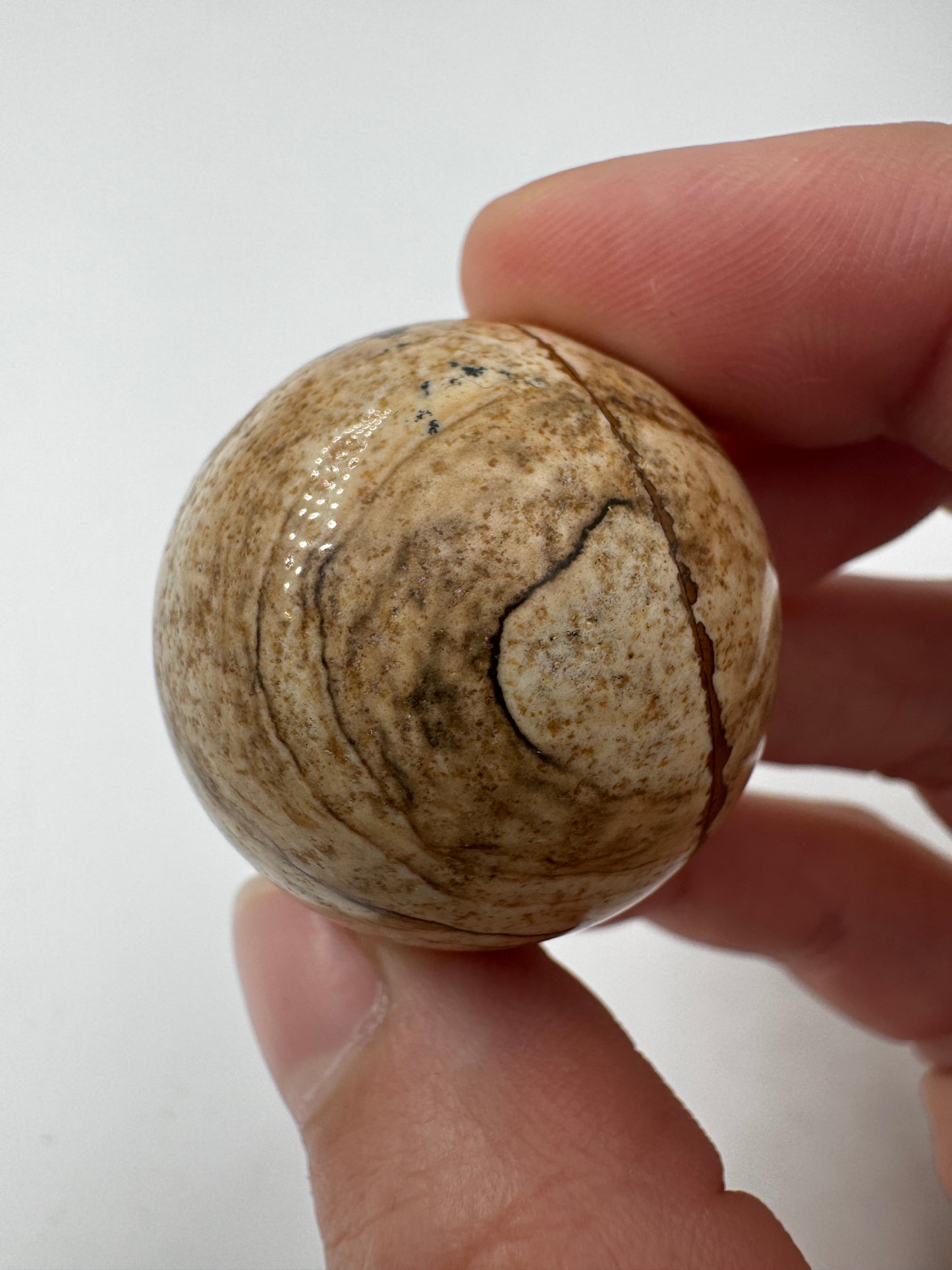 Polierte Kugel aus Landschaftsjaspis mit 3 cm Durchmesser – sichtbare Chlorit- und Eisenoxid-Einschlüsse erzeugen ein natürliches Landschaftsmuster auf der Oberfläche.