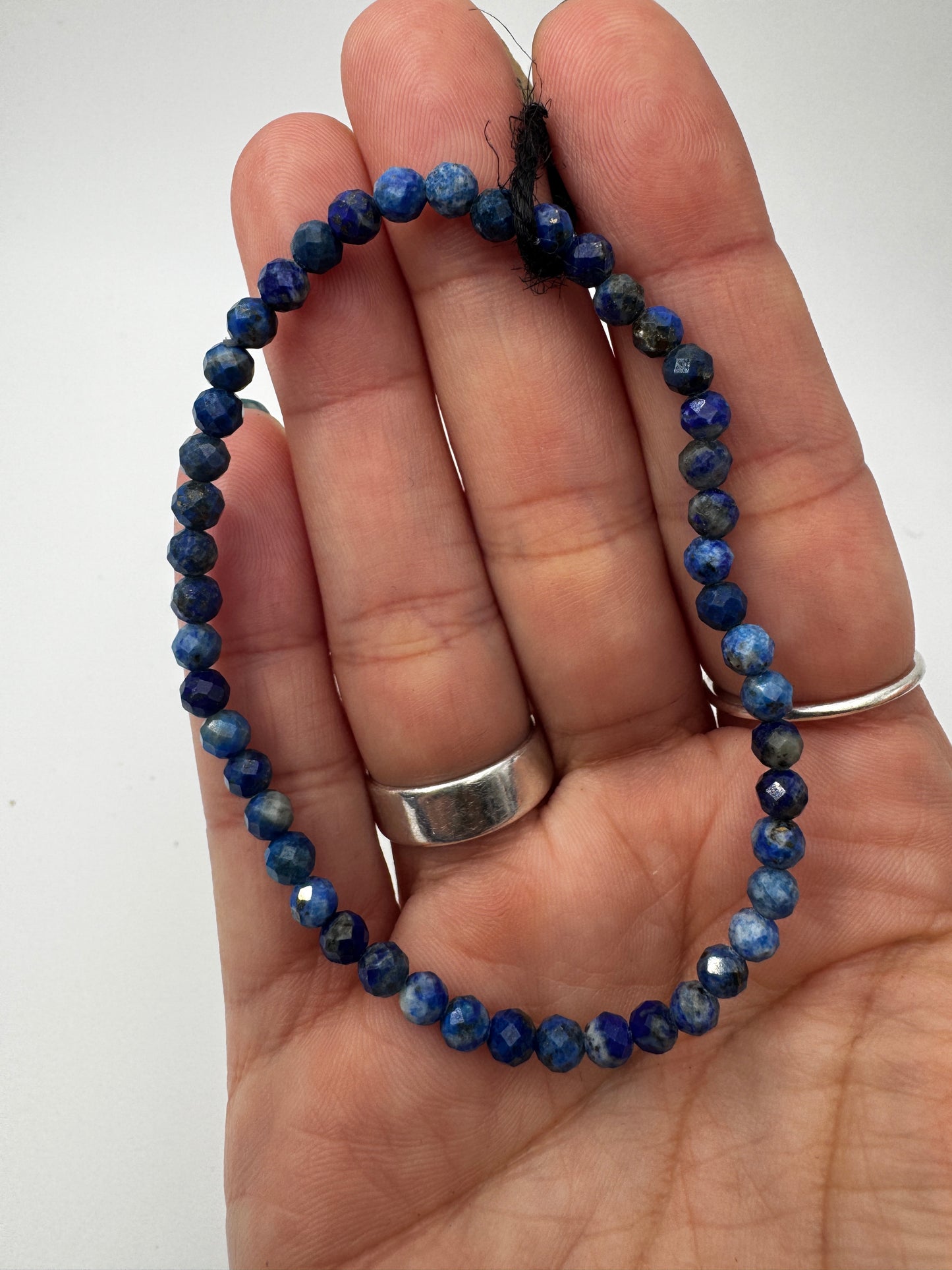 Armbänder aus Lapislazuli, tiefblau mit Pyrit-Einschlüssen.