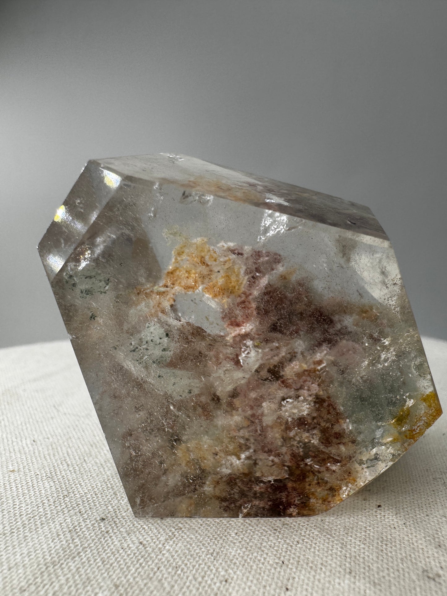 Lodolith Freiform GF37, mit dichtem Chlorit- und Eisenoxid-Einschlussmuster im klaren Quarz, organisch geschliffen.