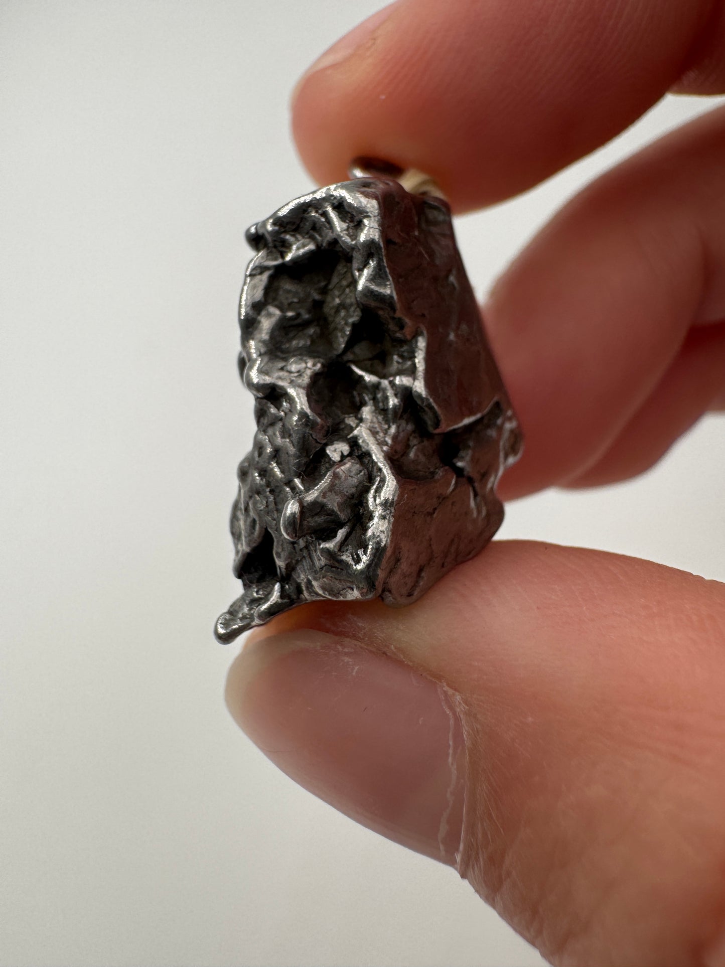Meteoriten-Anhänger MA32 – echter Eisen-Nickel-Meteorit aus Campo del Cielo, Argentinien, mit charakteristischer Widmanstätten-Struktur, kosmisches Sammlerobjekt als Schmuck.
