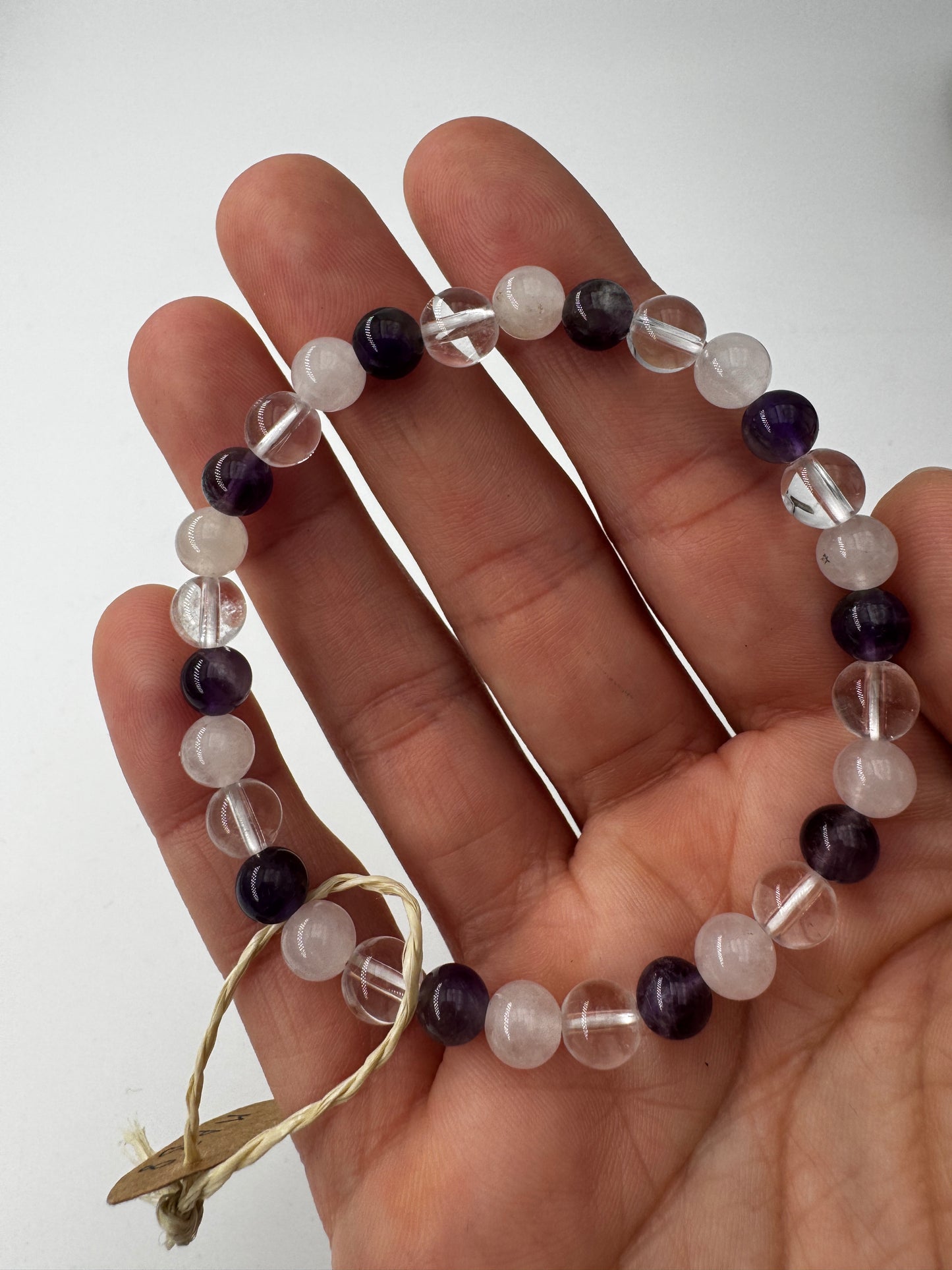 Mineralien-Mix-Armband aus Amethyst, Rosenquarz und Bergkristall, 19 cm Umfang – elastisches Kugelarmband in 6 mm, 8 mm und 8 mm facettiert, Sammlerschmuck aus Quarzvarietäten.