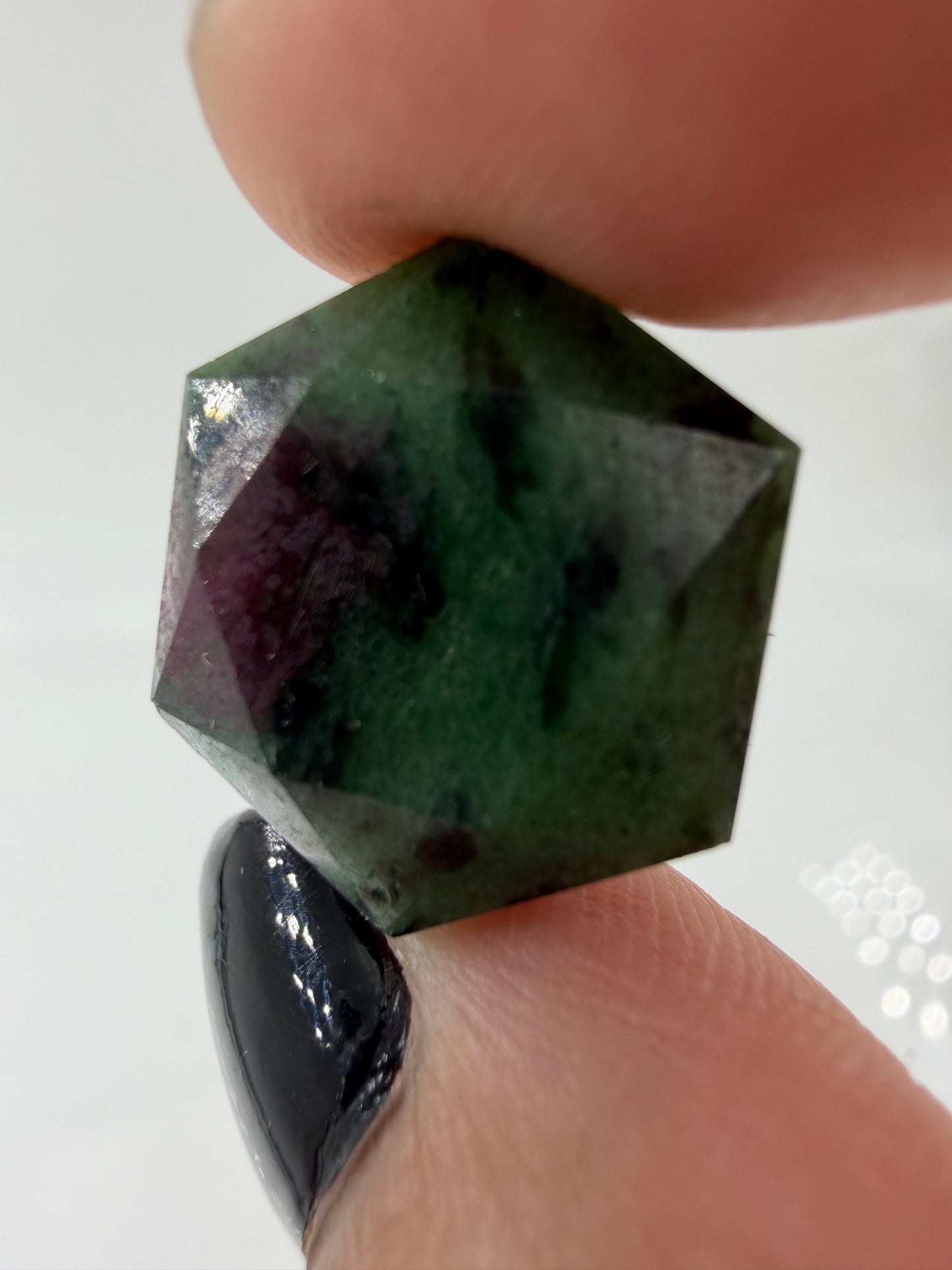 Handgeschliffener Rubin-in-Zoisit-Feenstein in hexagonaler Form, ca. 2 cm, mit rotem Rubin in grünem Zoisit