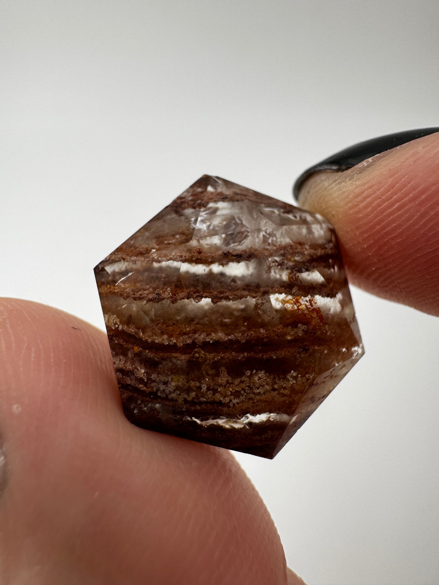 Handgeschliffener Lodolith-Feenstein (Gartenquarz) in Freiform, ca. 2 cm, mit landschaftsartigen Einschlüssen