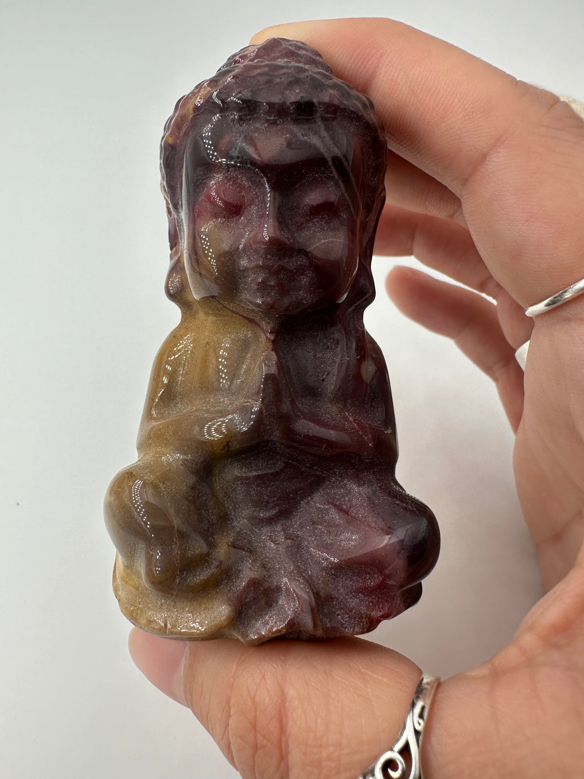 Mookait Buddha MB70, 8,2 cm, australischer Jaspis mit leuchtendem Rot-Gelb-Farbspiel