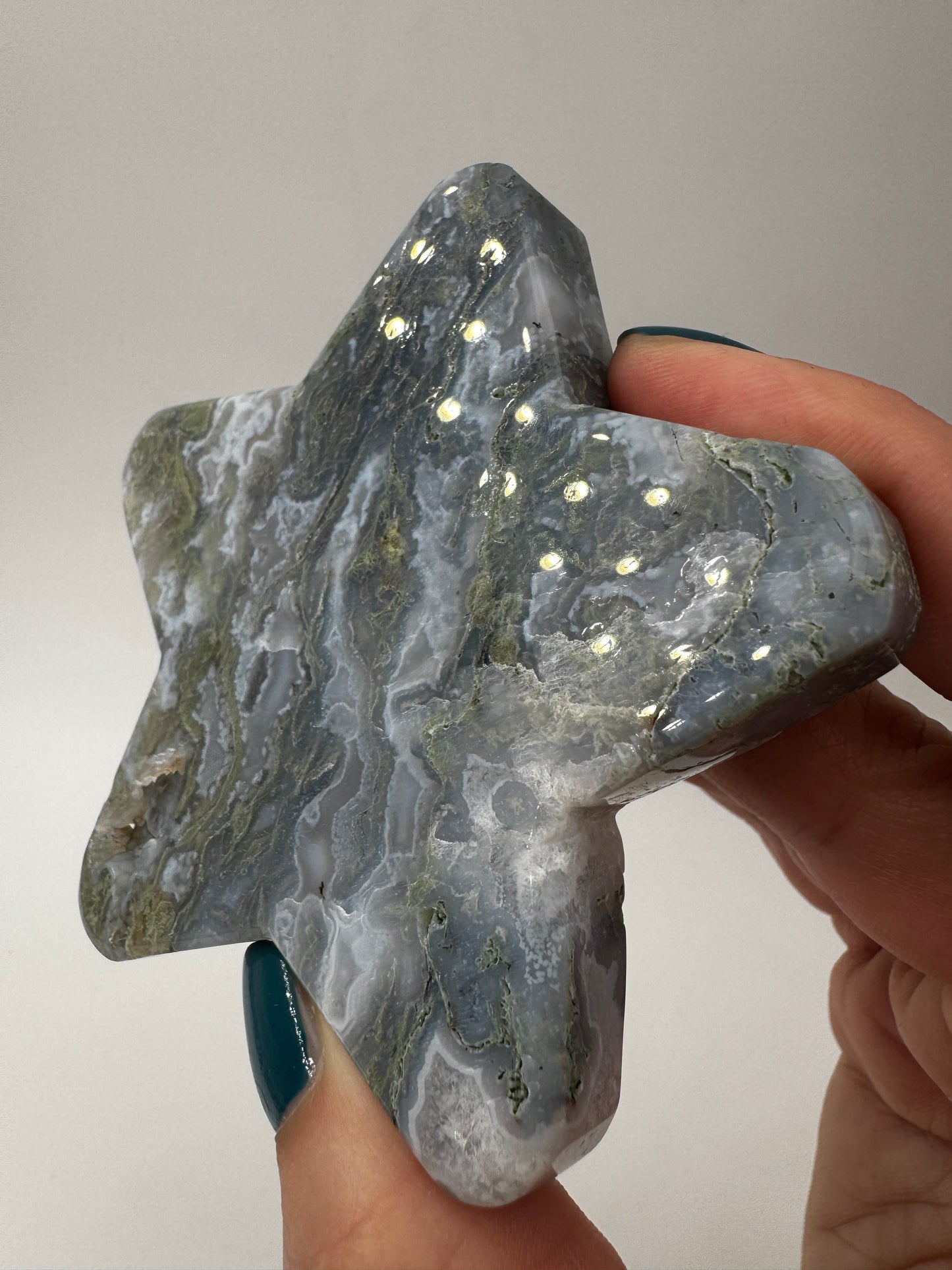 Handgeschliffener Stern aus Moosachat MS23 mit dendritischen Einschlüssen.