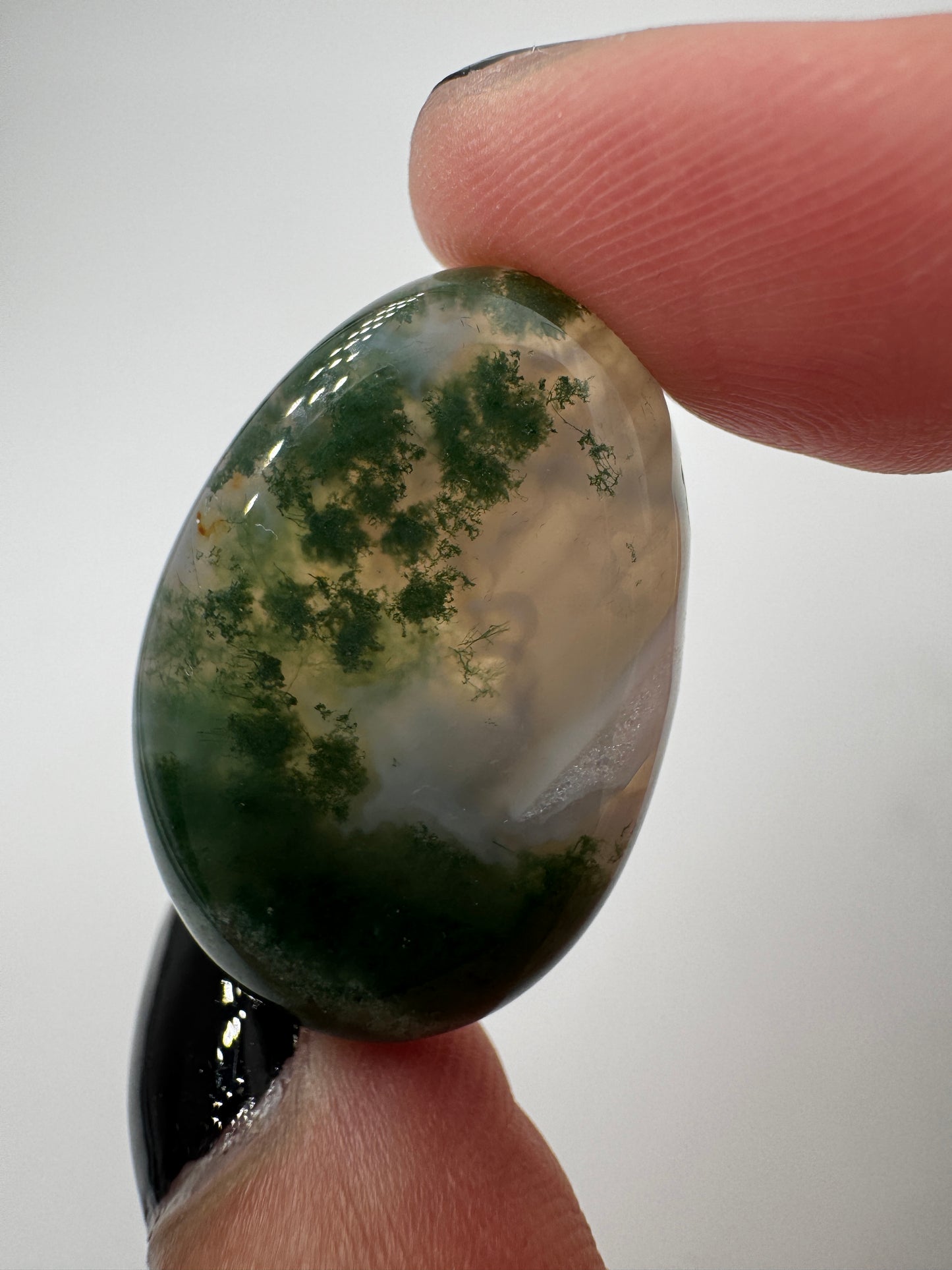 Moosachat Tropfen Anhänger, 3 cm, gebohrt, mit charakteristischen dendritischen Chlorit-Einschlüssen im transluzenten Chalcedon.