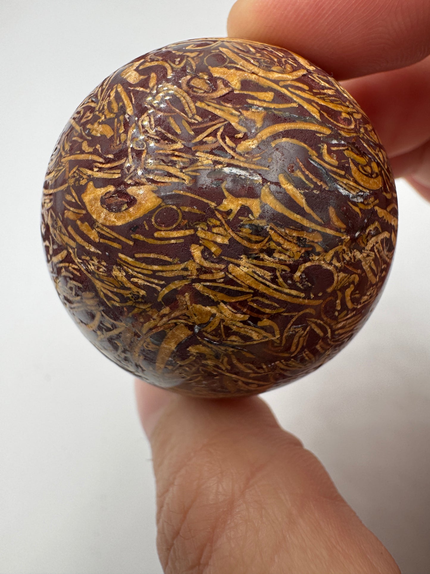 Muschelkalk Kugel KK22 – polierte Kugel aus Muschelkalk (Schlangenjaspis) mit fossilen Schaleneinschlüssen.