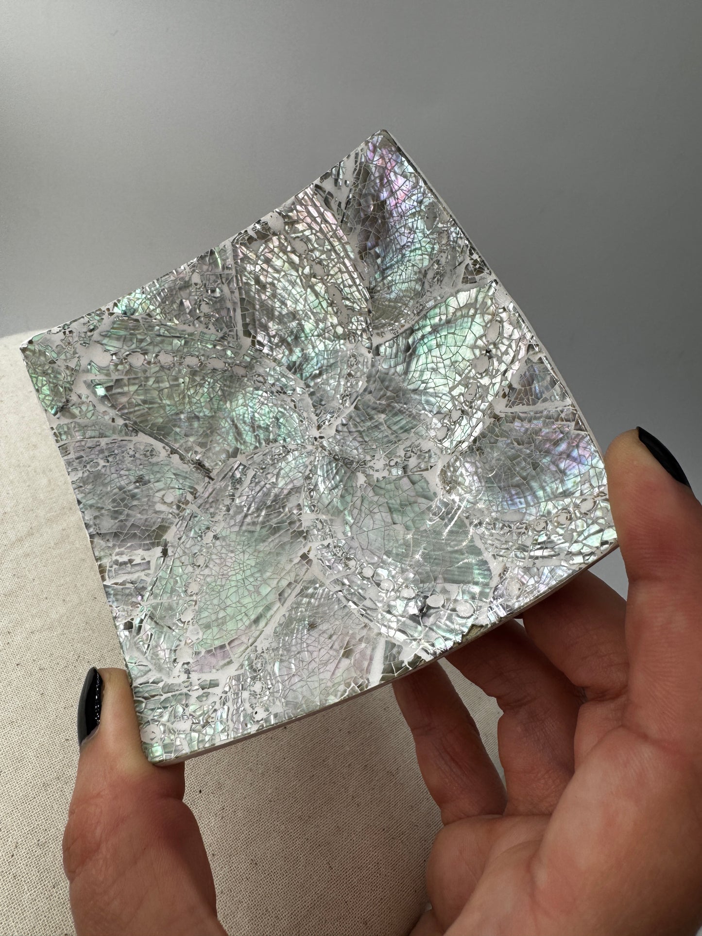 Eckige Schale aus Paua-Muschel (Haliotis iris) mit irisierendem Perlmuttglanz in Blau, Grün und Violett, 10 × 10 × 3 cm.