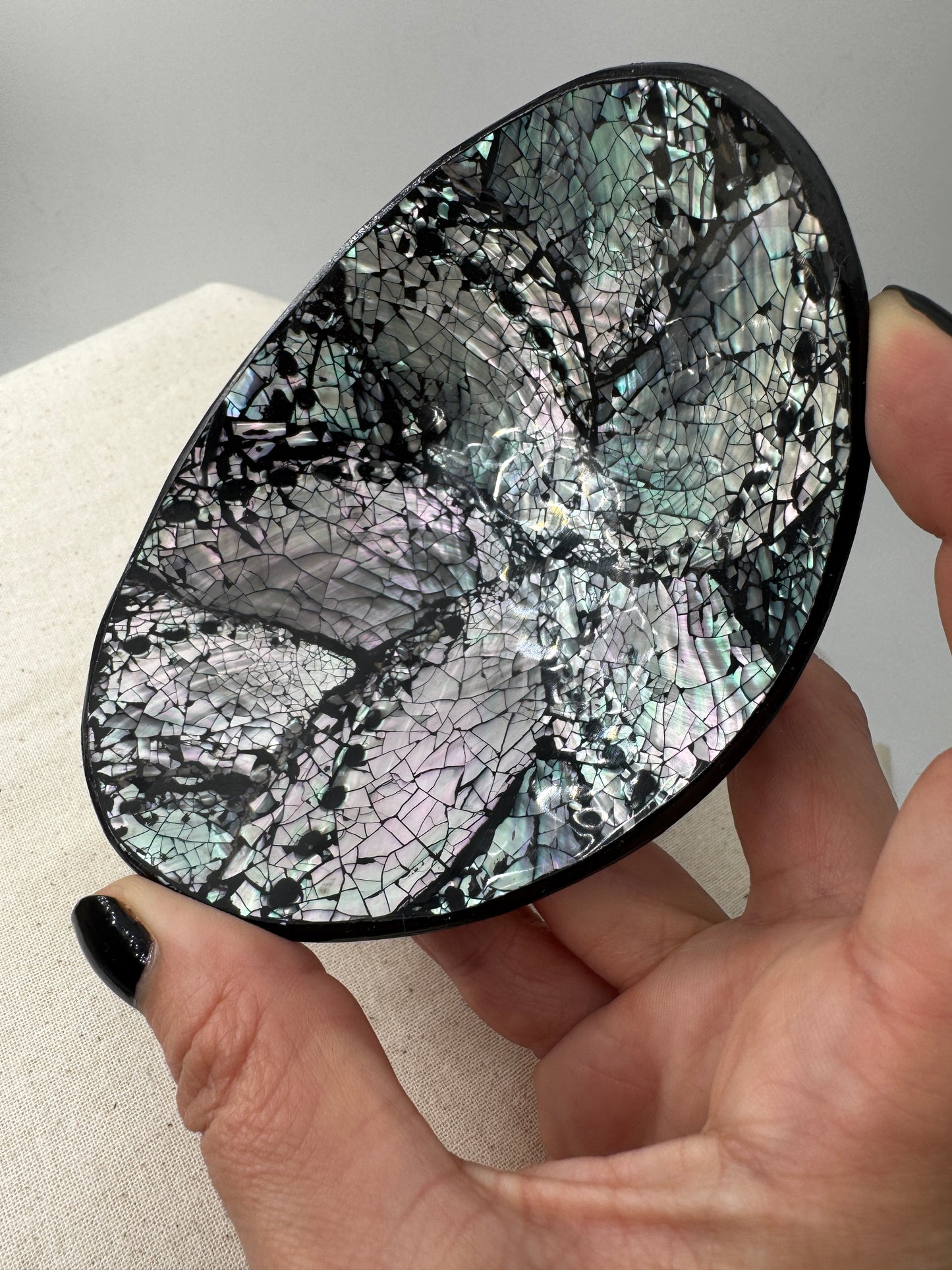 Ovale Schale aus Paua-Muschel (Haliotis iris) mit irisierendem Perlmuttglanz in Blau, Grün und Violett, 11,4 × 8,5 × 4,3 cm.