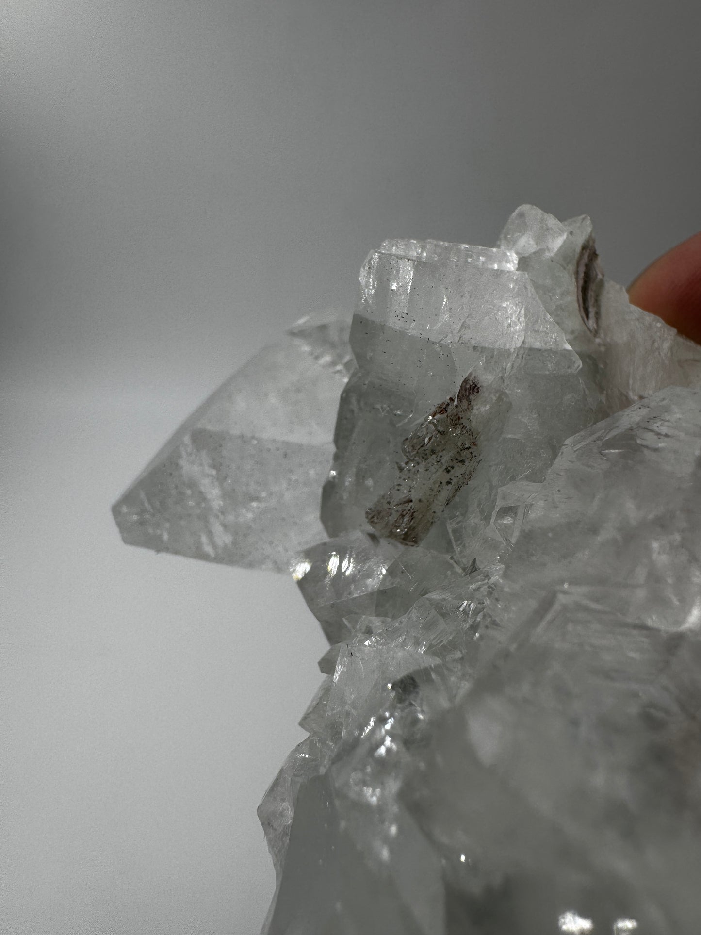 Apophyllit AR25 aus Indien, dichte Gruppe tetragonaler Prismen mit Perlmuttglanz.