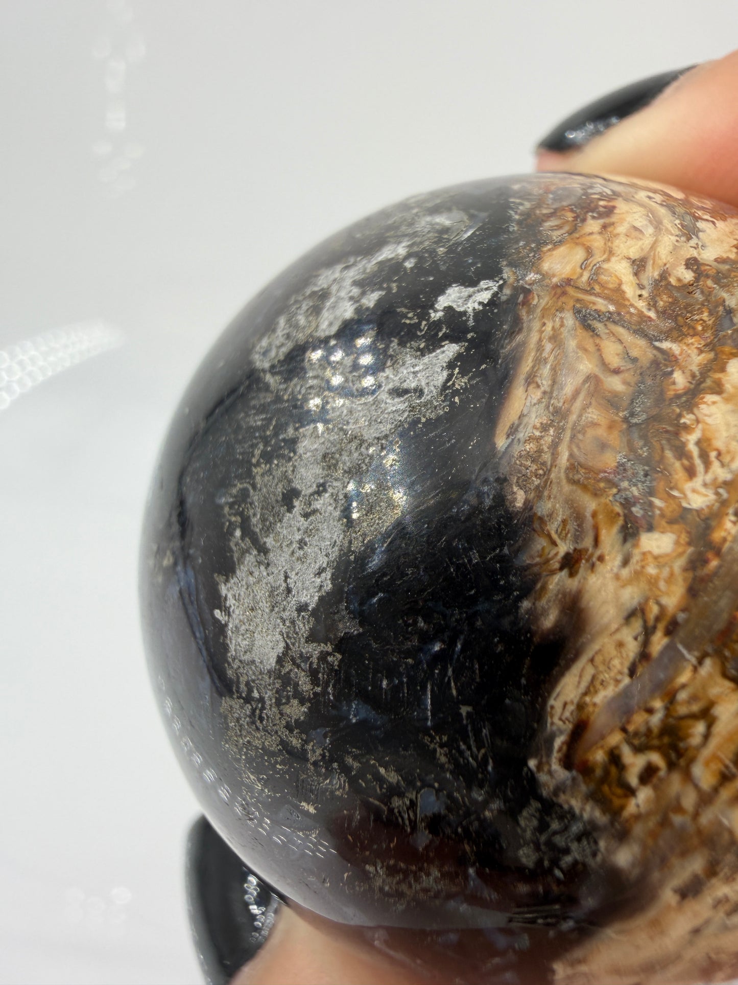 Nahaufnahme einer nicht vollständigen polierten stelle auf der Kugel.