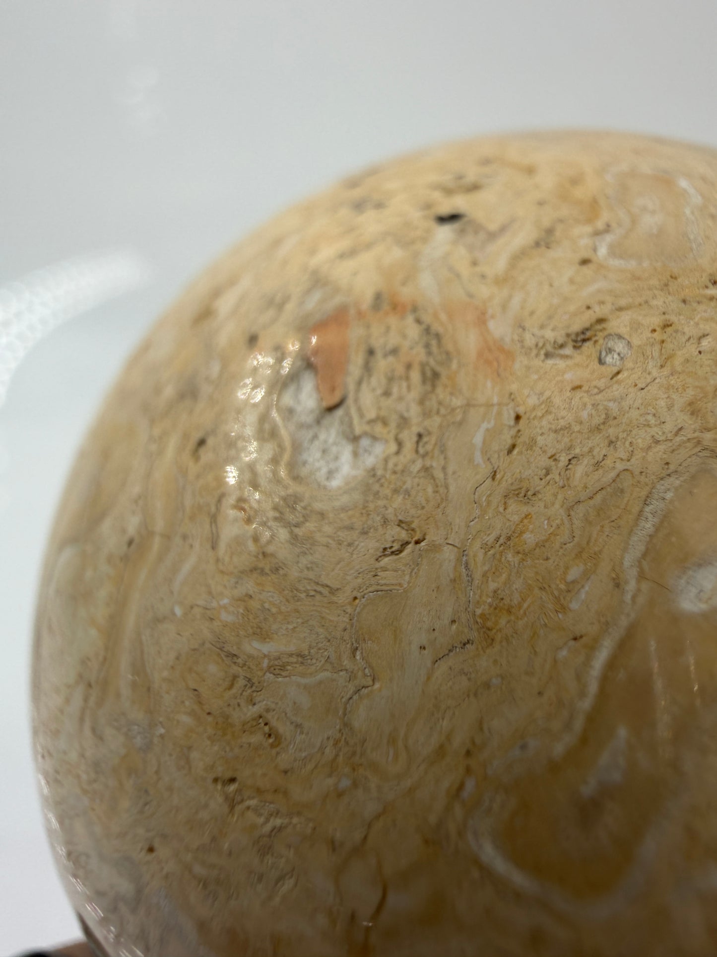 Nahaufnahme einer kleinen Macke auf der Kugel.