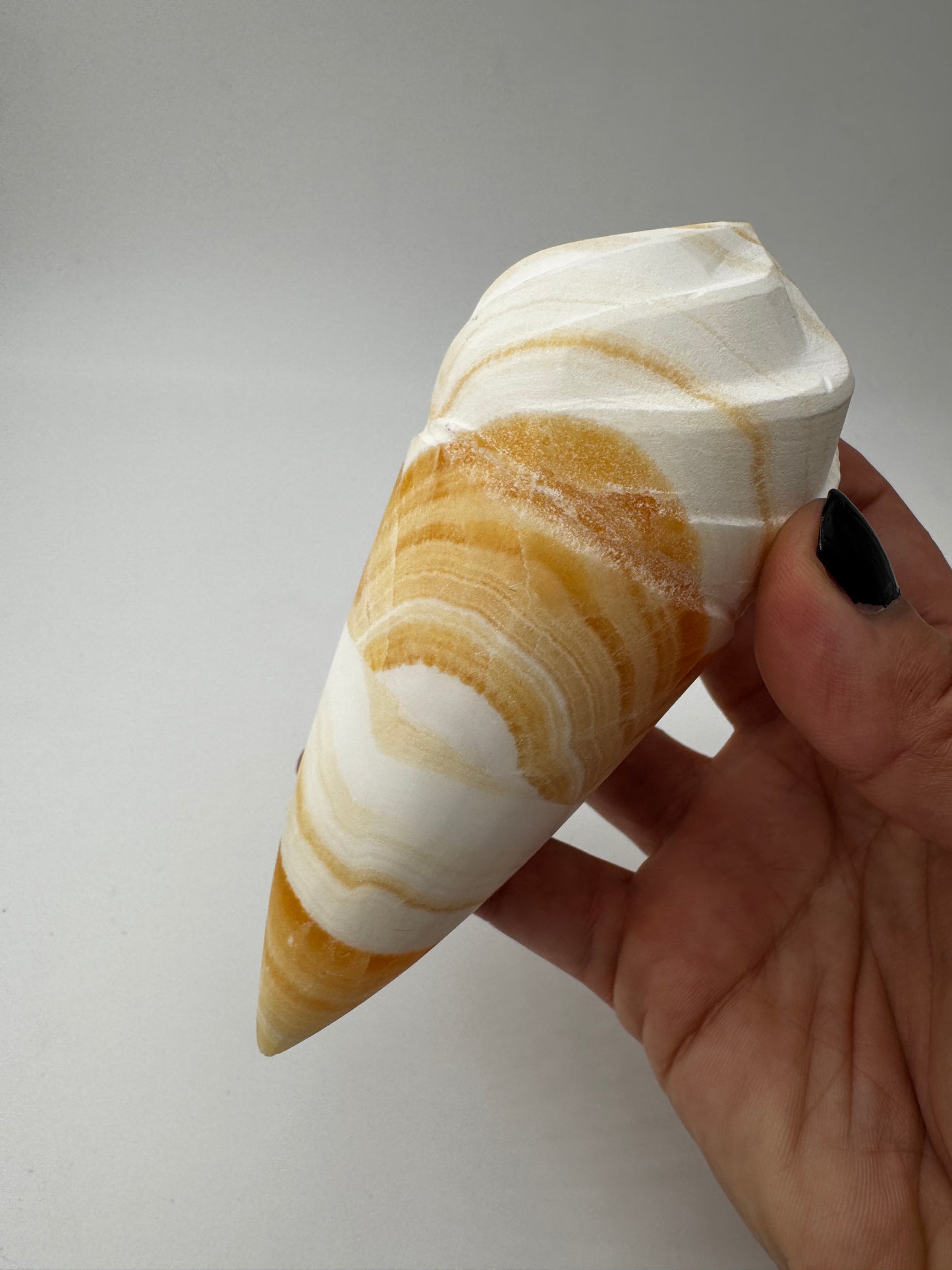 Orangencalcit-Carving OE36 in Softeis-Waffelform mit warmer Transluzenz.
