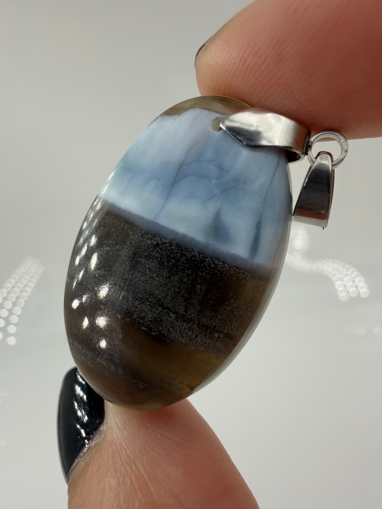 Owyhee Opal Cabochon-Anhänger O18 mit Edelstahl-Clip – milchig-blauer Naturstein