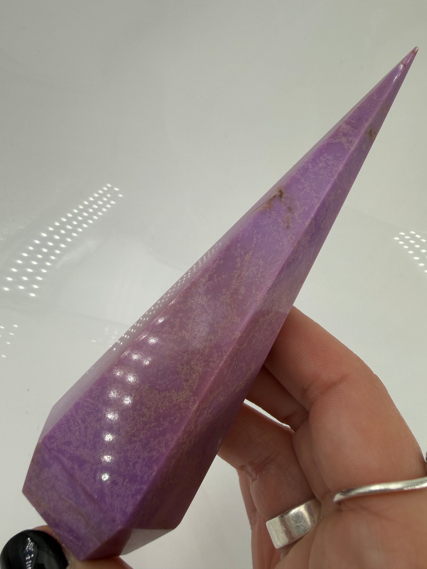 Eine stehende, perfekt facettierte Phosphosiderit-Spitze in kräftigem Violett mit dezenten, natürlichen Einschlüssen.